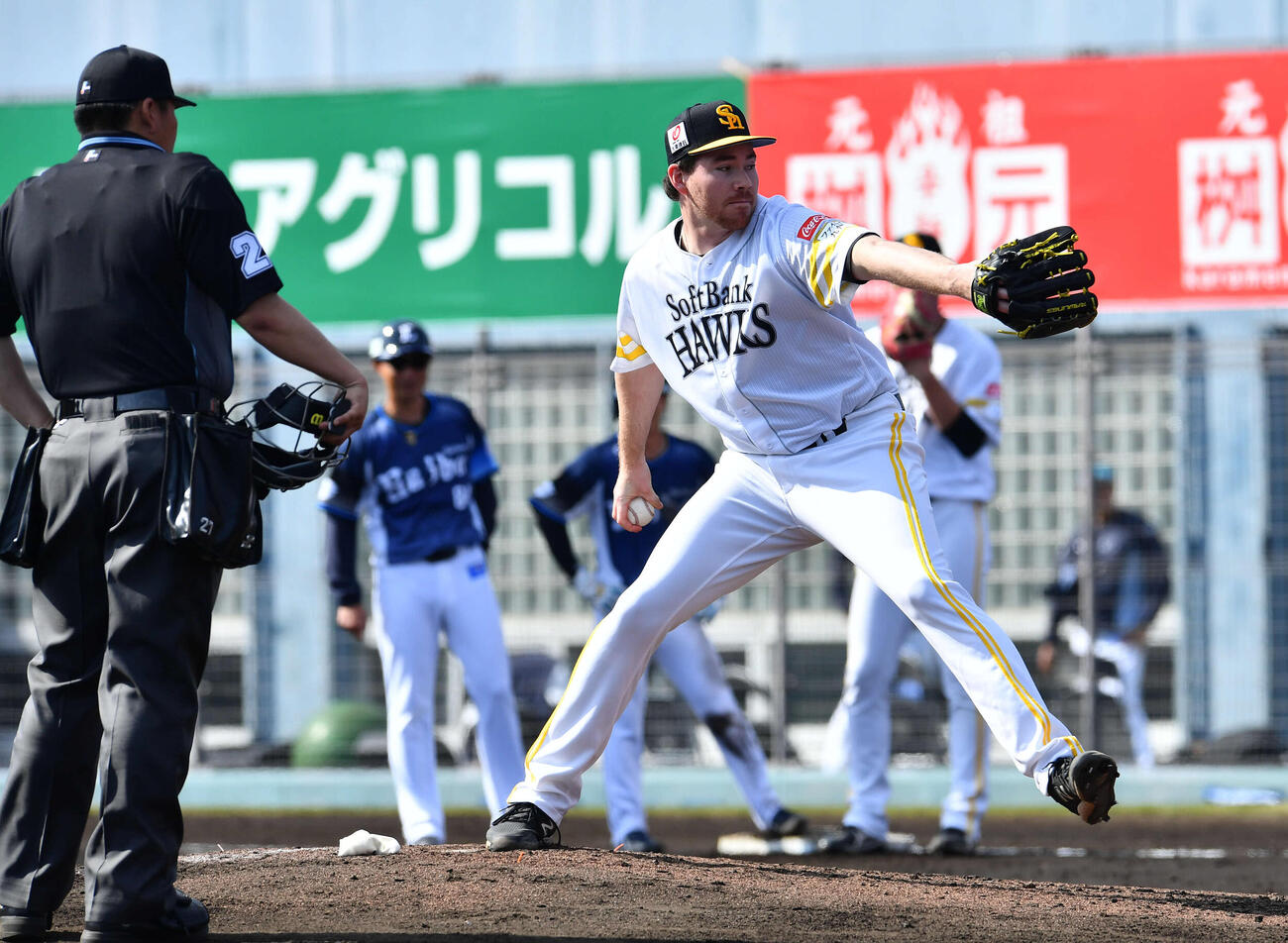 ソフトバンク対西武　6回表西武無死、滝沢の投手返しが手に当たったスチュワートは確認のため投球練習を行う（撮影・岩下翔太）