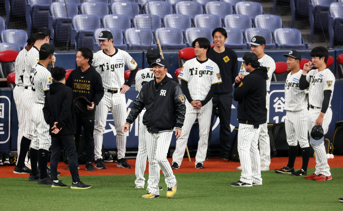 投手陣のミーティングを終え、笑顔を見せる阪神藤川監督（中央）（撮影・加藤哉）