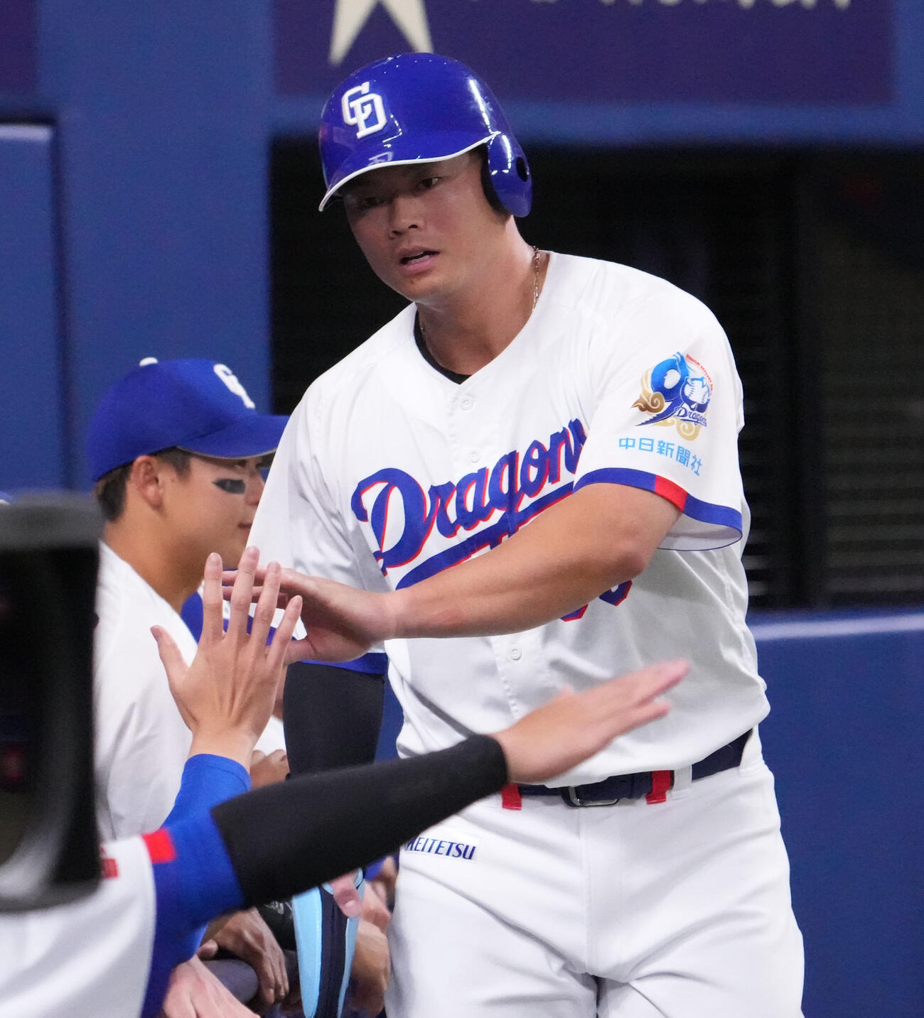 中日対DeNA 3回裏中日1死二塁、細川（右）は福永の左適時二塁打で生還しナインとタッチを交わす（撮影・森本幸一）