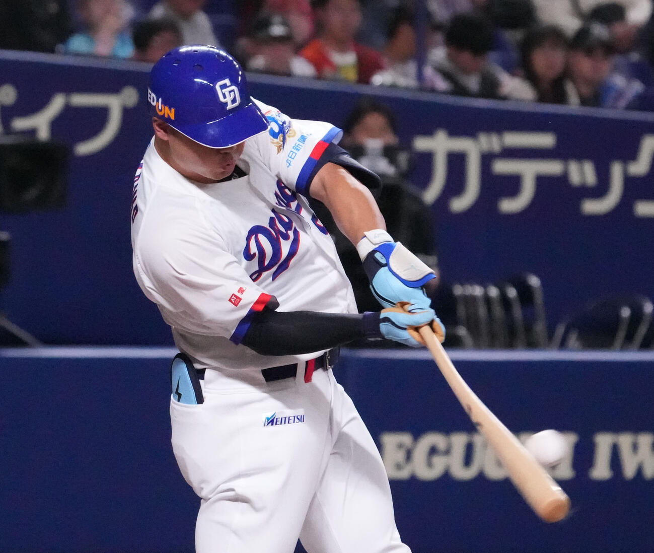 中日対DeNA 3回裏中日1死二塁、左適時二塁打を放つ細川（撮影・森本幸一）