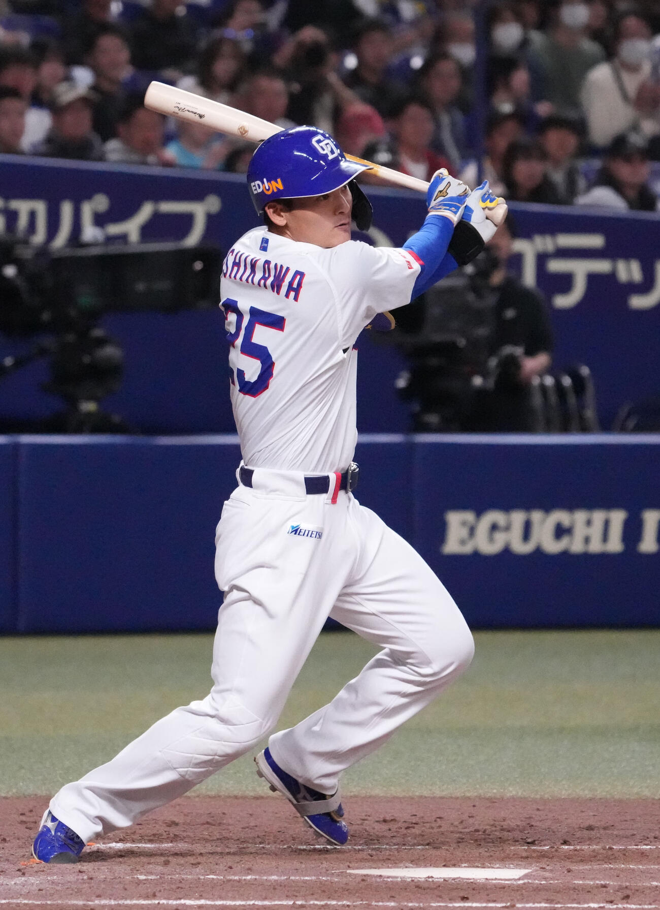 中日対DeNA 5回裏中日2死満塁、右3点適時二塁打を放つ石川昂（撮影・森本幸一）