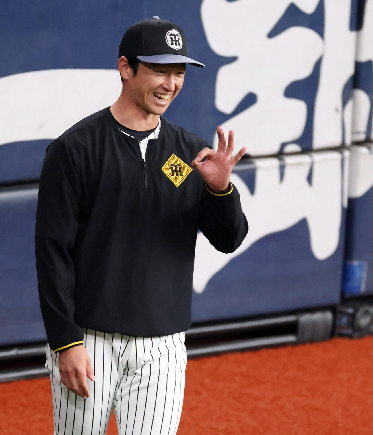 練習でOKサインを作り笑顔を見せる阪神近本（撮影・加藤哉）