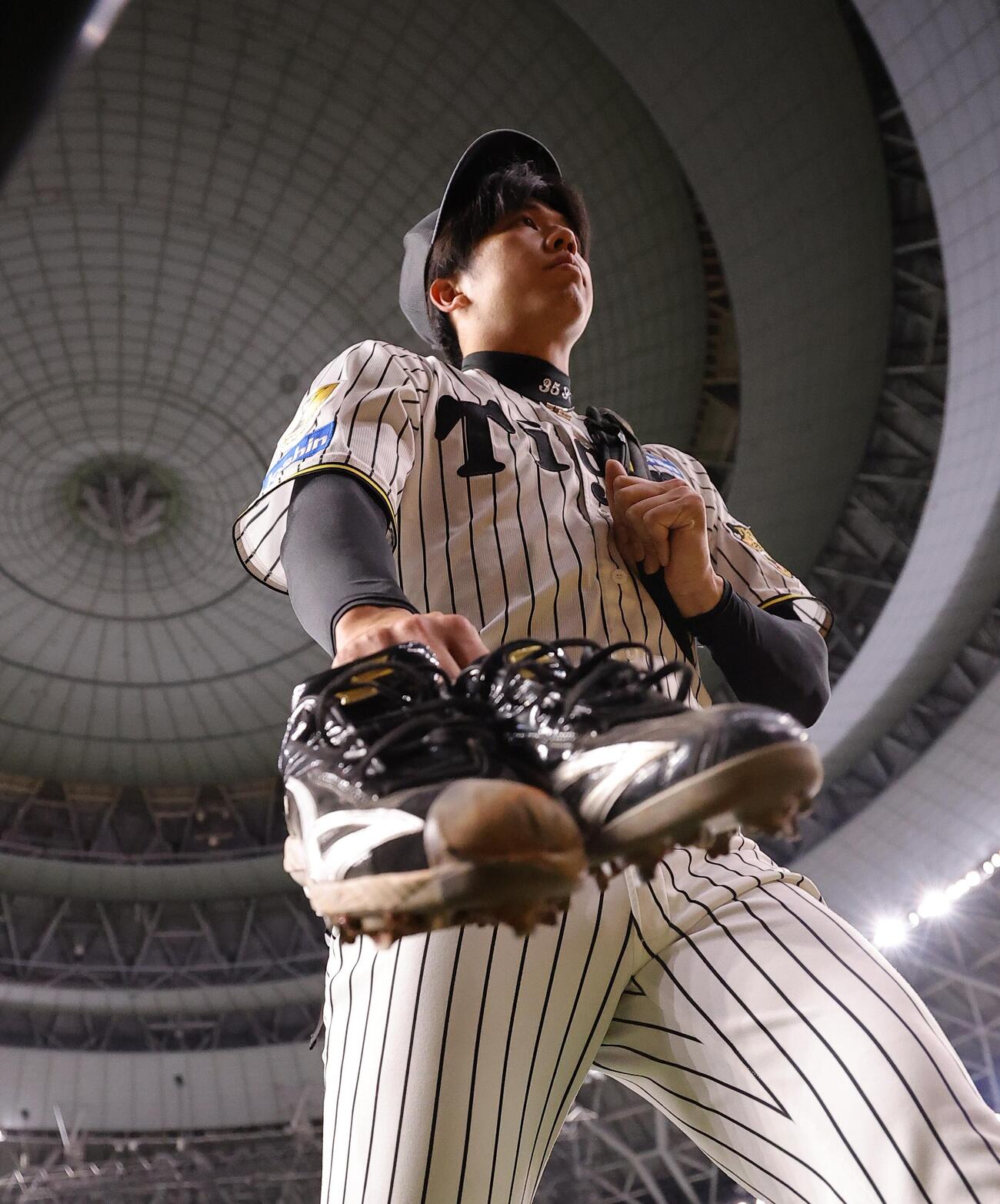 練習を終えた才木は京セラドームを引き揚げる（撮影・上田博志）