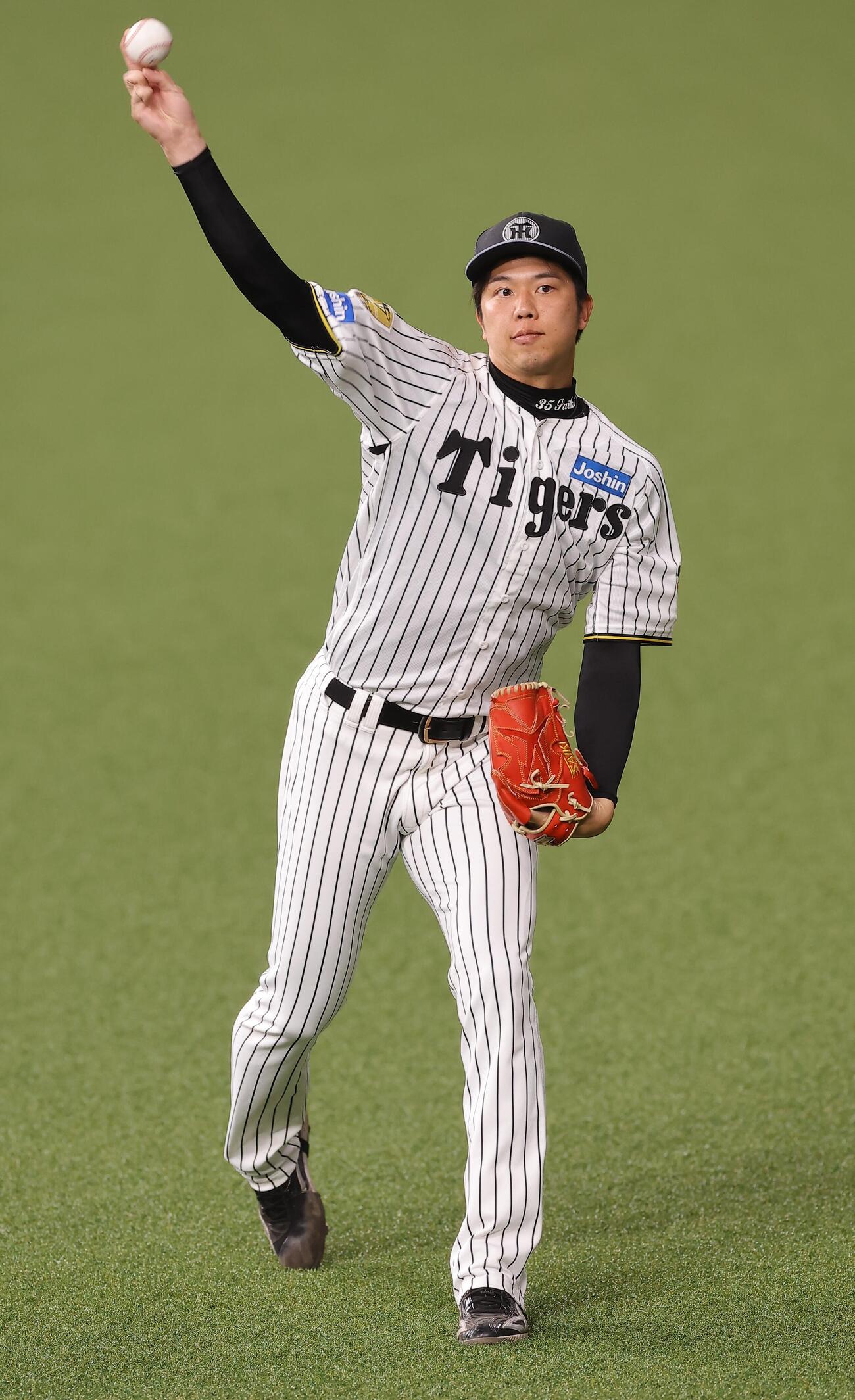 キャッチボールをする才木（撮影・上田博志）＝2026年3月1日、京セラドーム大阪