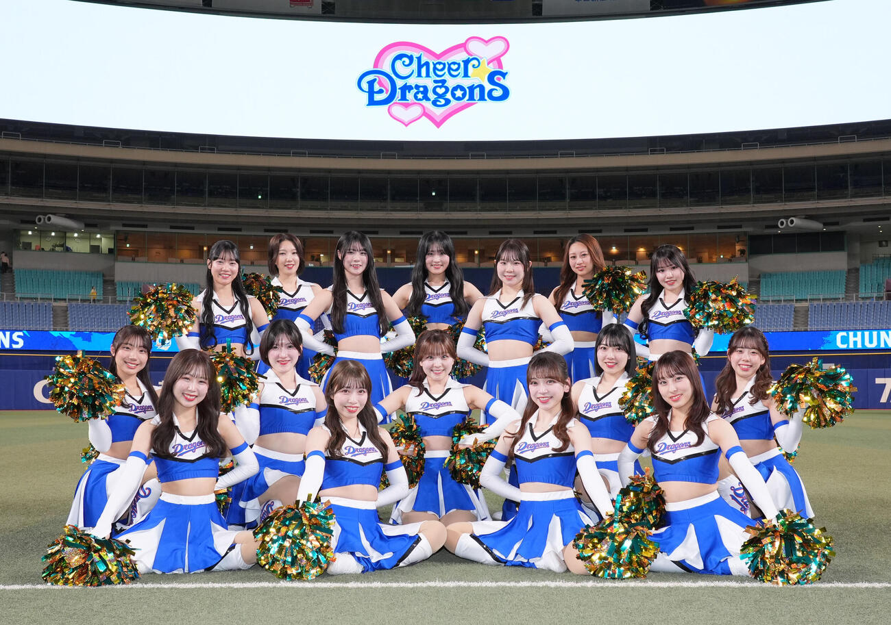 中日対DeNA　試合後、お披露目されたチアドラゴンズ2026メンバー（前列左から）SAYA、MAI、MEI、RIKO（中列左から）NANOHA、YUKA、MIZUKI、AYANO、CHIHIRO（後列左から）AZU、YUME、KAEDE、MIHARU、NON、SHIORI、SAAYA（撮影・森本幸一）