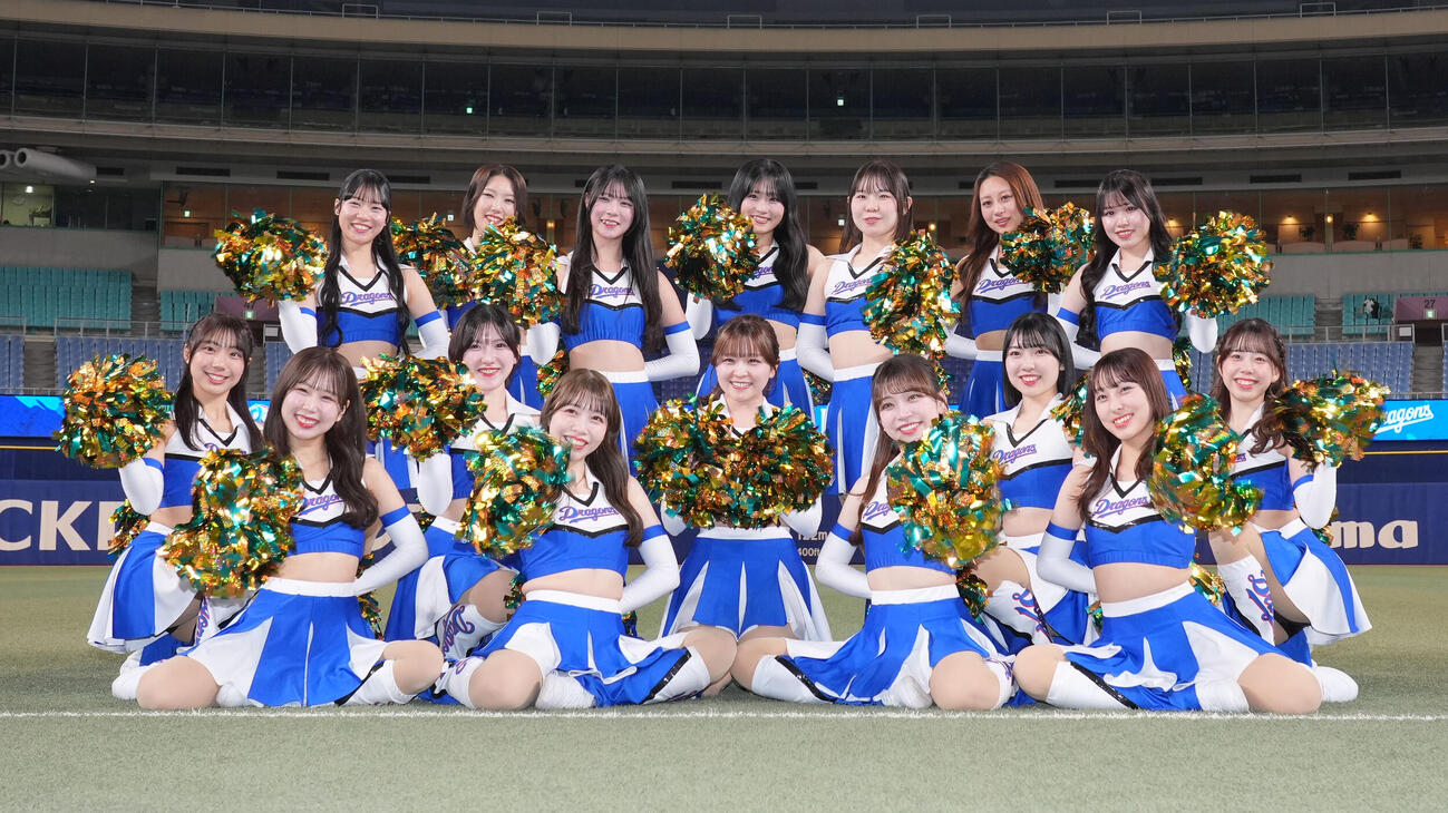 中日対DeNA　試合後、お披露目されたチアドラゴンズ2026メンバー（前列左から）SAYA、MAI、MEI、RIKO（中列左から）NANOHA、YUKA、MIZUKI、AYANO、CHIHIRO（後列左から）AZU、YUME、KAEDE、MIHARU、NON、SHIORI、SAAYA（撮影・森本幸一）