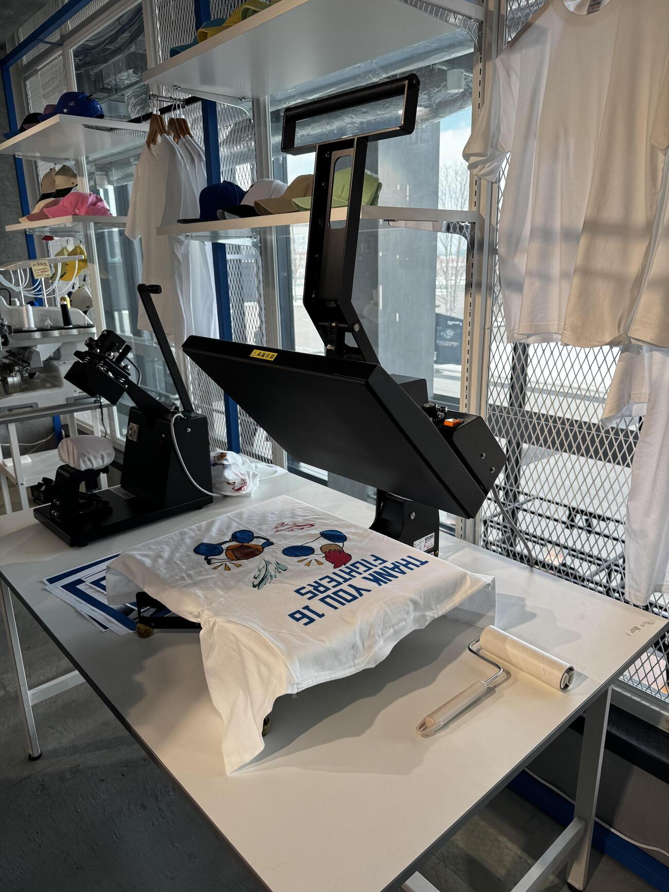 オリジナルのファイターズTシャツが作れる新サービス「FIGHTERS　My　Tee」がFLAGSHIP　STORE　2Fに登場！プリントが終わったら圧着