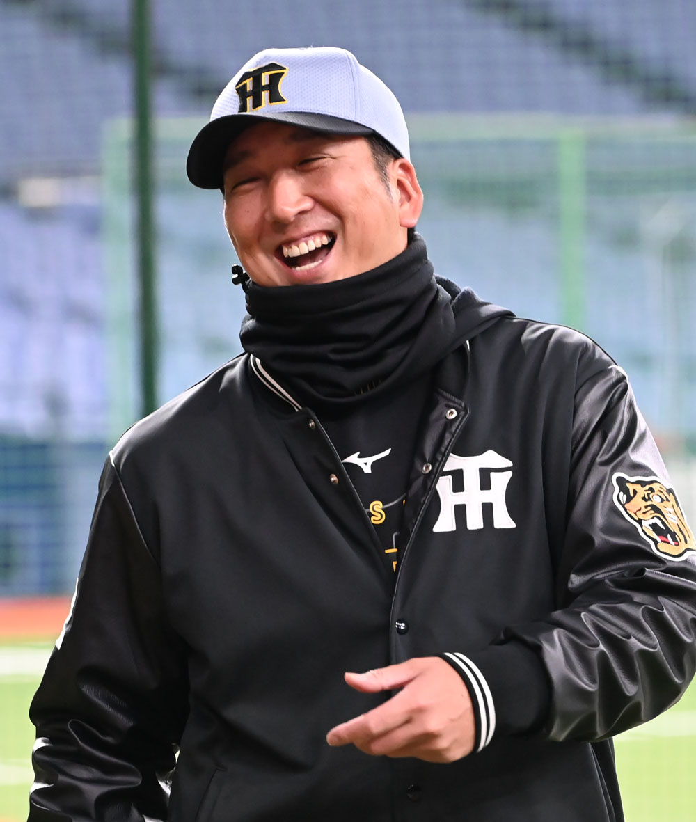 阪神対韓国　練習の合間に笑顔を見せる阪神藤川球児監督（撮影・石井愛子）