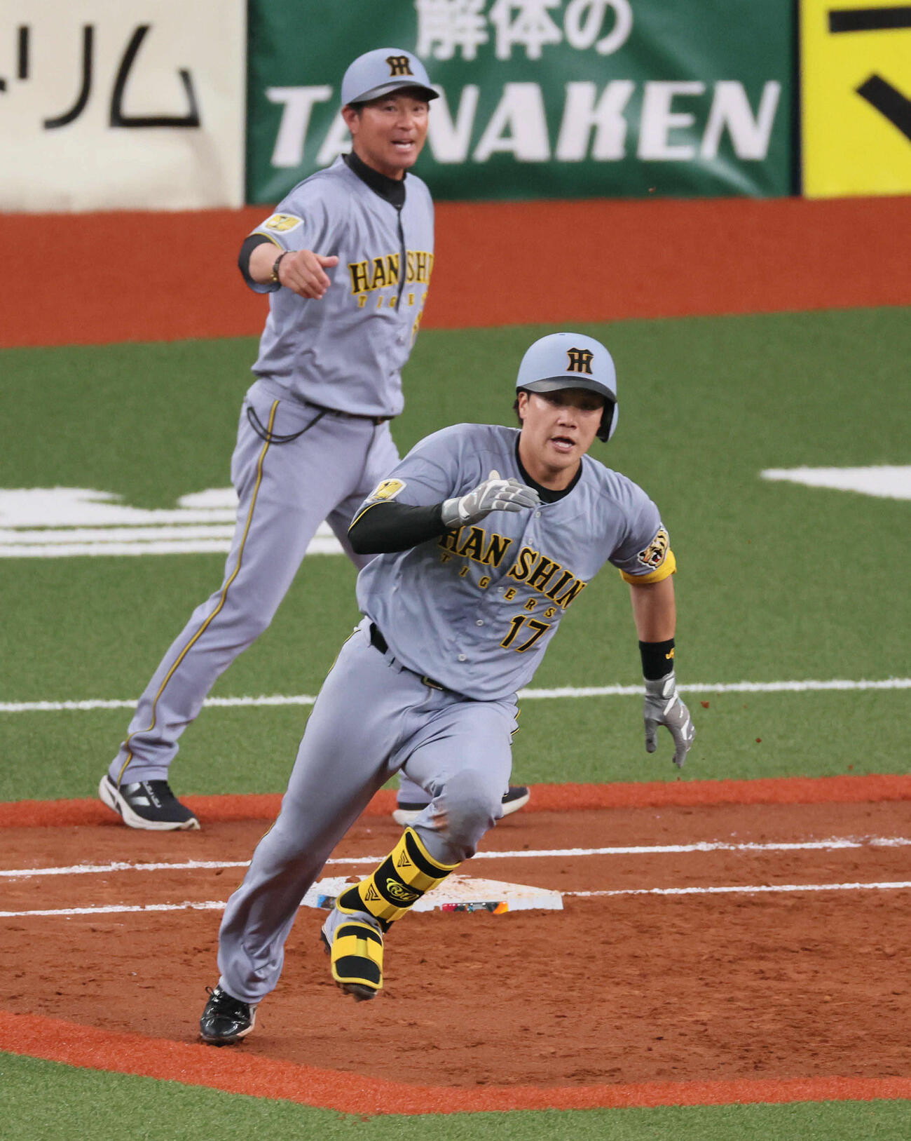 WBC強化試合　阪神対韓国　3回裏阪神2死二塁、伏見は中堅へ勝ち越し適時二塁打を放つ（撮影・宮崎幸一）