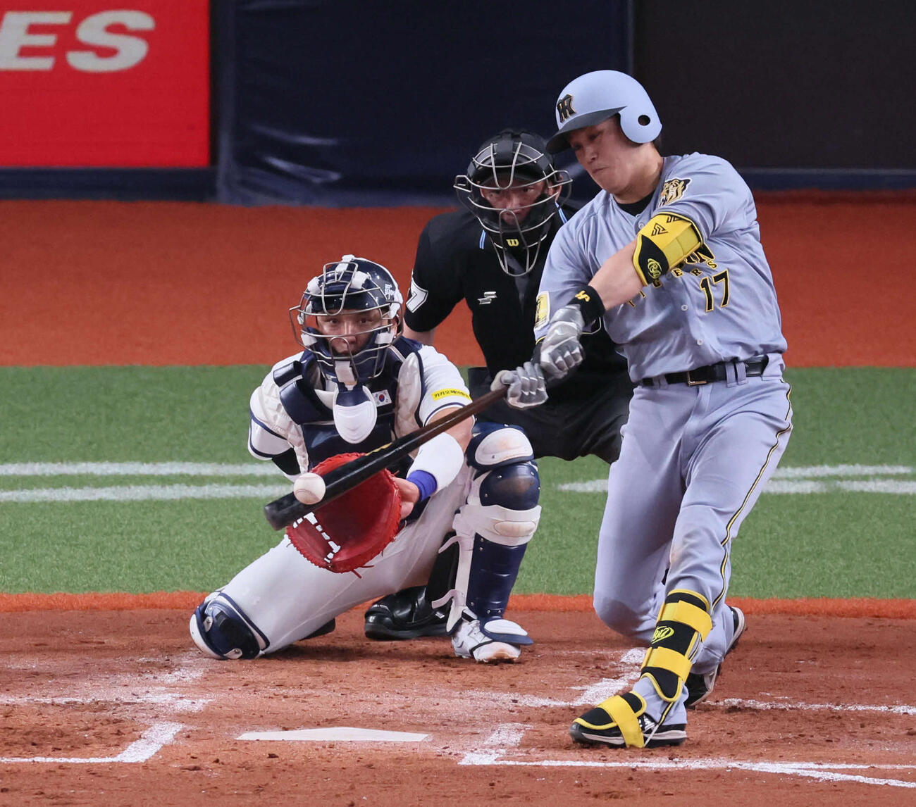 WBC強化試合　阪神対韓国　3回裏阪神2死二塁、伏見は中堅へ勝ち越し適時二塁打を放つ（撮影・宮崎幸一）