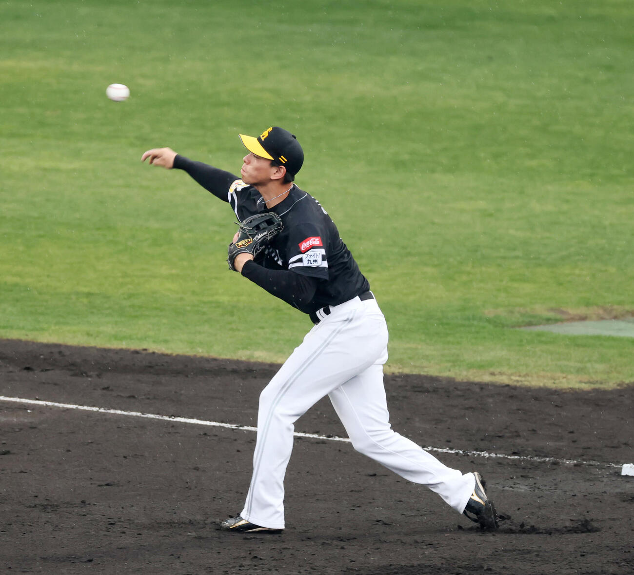 2月22日侍ジャパン戦で悪送球する高橋隆慶