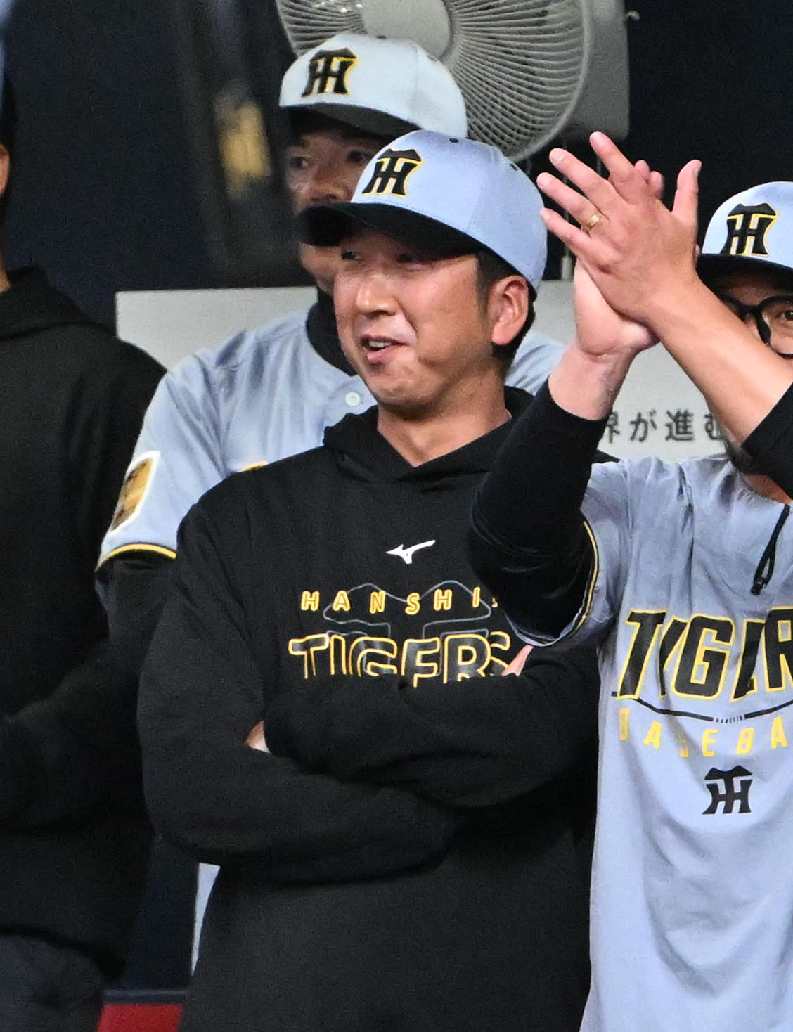 阪神対韓国　2回裏阪神2死一塁、小野寺暖の適時打に喜ぶ藤川監督（撮影・石井愛子）