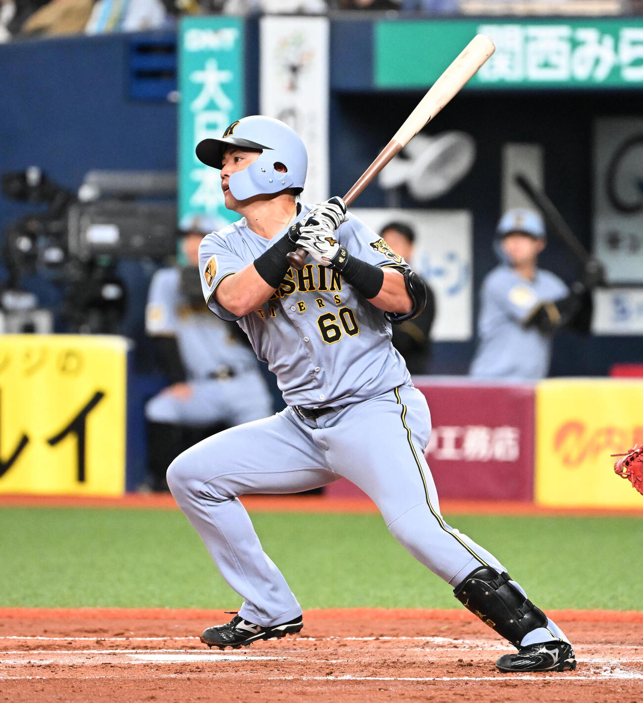 阪神対韓国　2回裏阪神2死一塁、左翼へ適時二塁打を放つ小野寺（撮影・石井愛子）