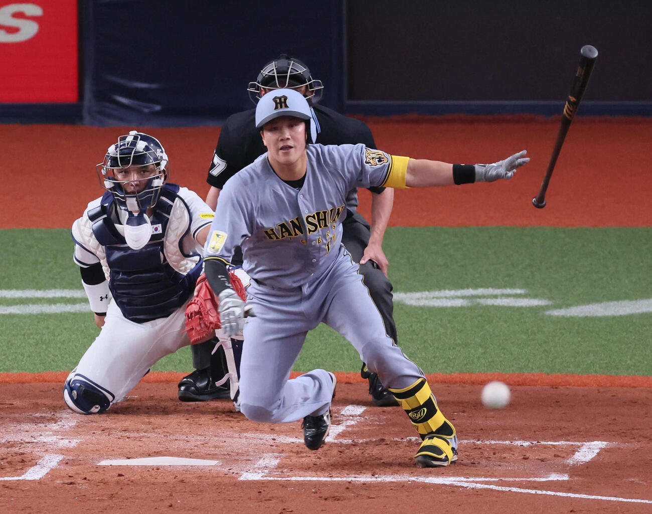 WBC強化試合　阪神対韓国　3回裏阪神2死二塁、伏見は中堅へ勝ち越し適時二塁打を放つ（撮影・宮崎幸一）