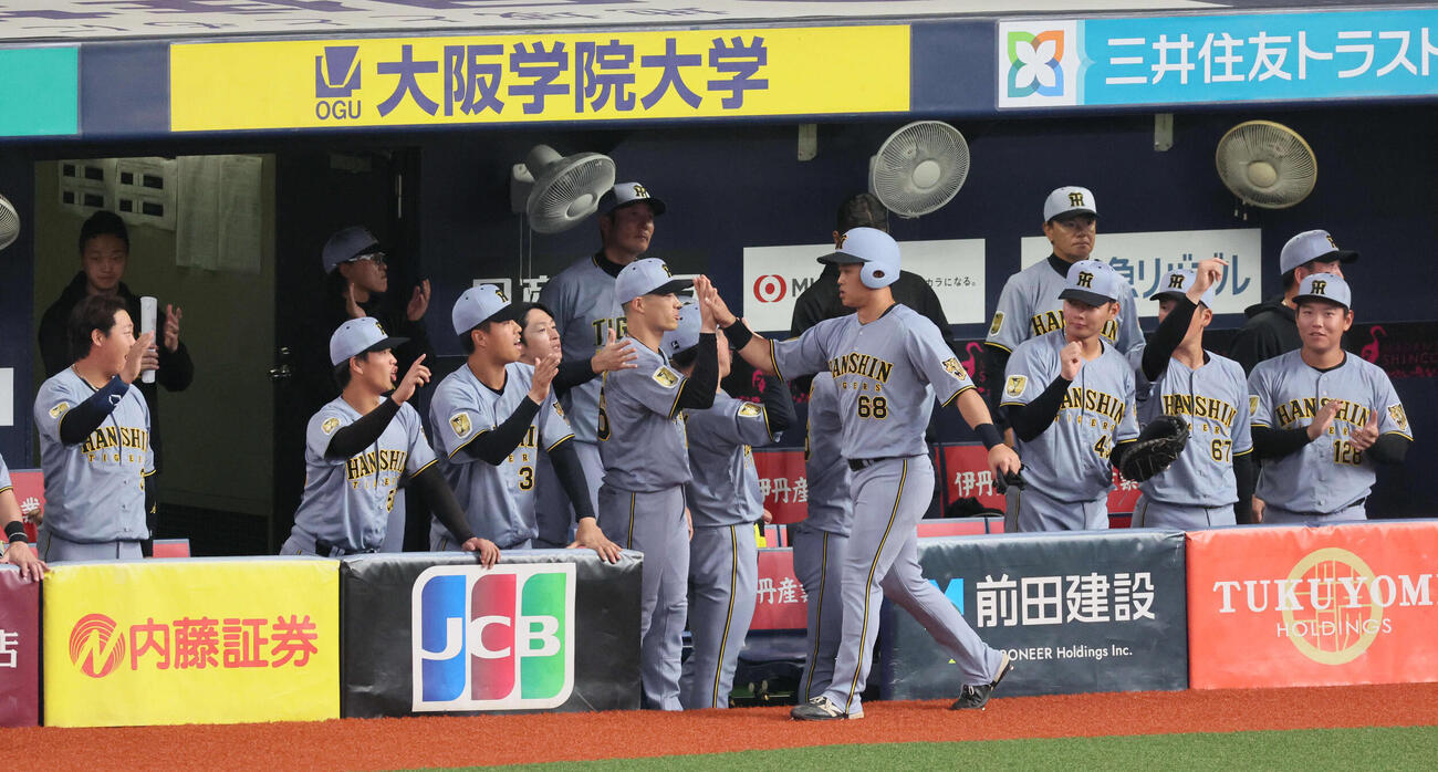 阪神対韓国　3回裏阪神2死一塁、小野寺の適時二塁打で生還した中川を迎える阪神ナイン（撮影・宮崎幸一）