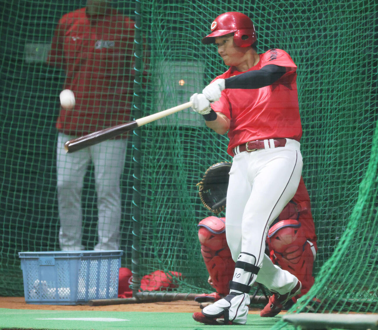 打撃練習をする広島佐々木（撮影・加藤孝規）