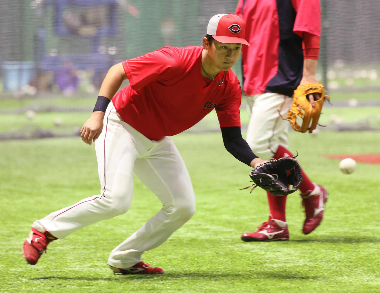 ノックを受ける広島佐々木（撮影・加藤孝規）