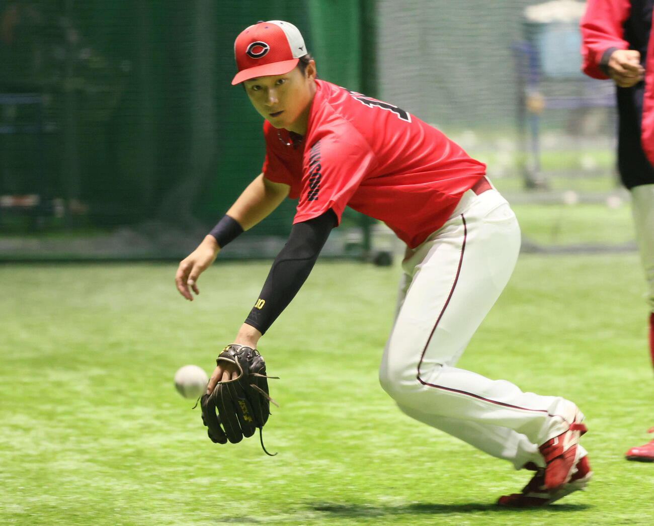 ノックを受ける広島佐々木（撮影・加藤孝規）