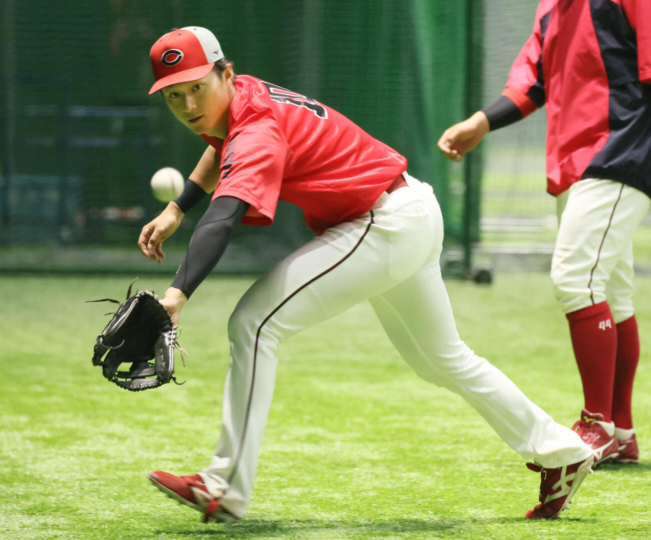 ノックを受ける広島佐々木（撮影・加藤孝規）