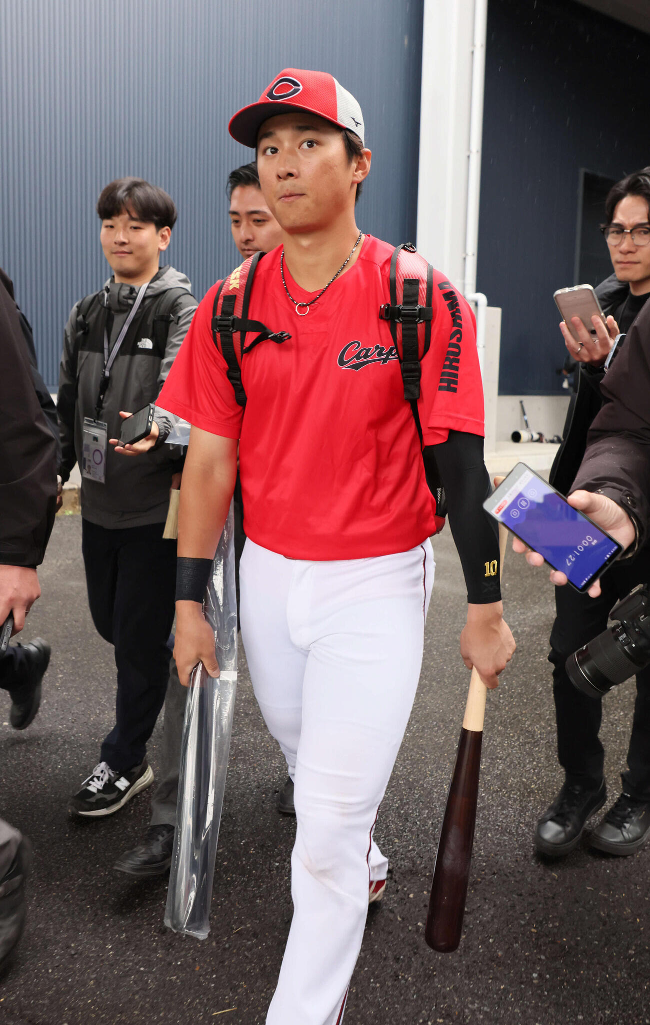 練習を終え、引き揚げる広島佐々木（撮影・加藤孝規）