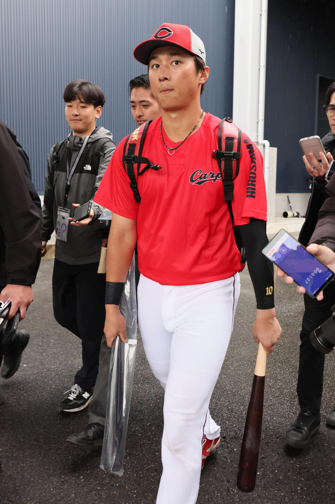 練習を終え、引き揚げる広島佐々木（撮影・加藤孝規）