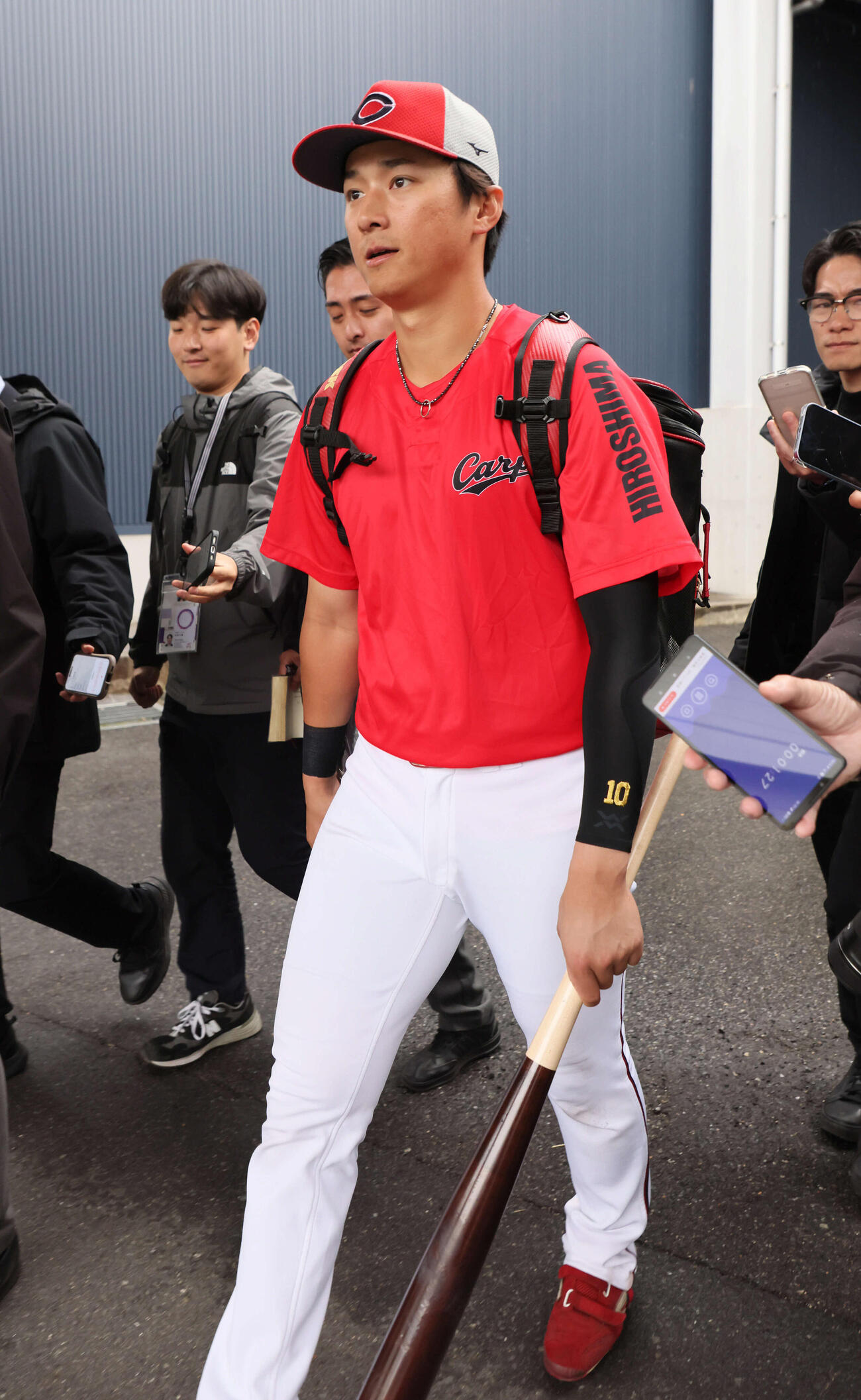 練習を終え、引き揚げる広島佐々木（撮影・加藤孝規）
