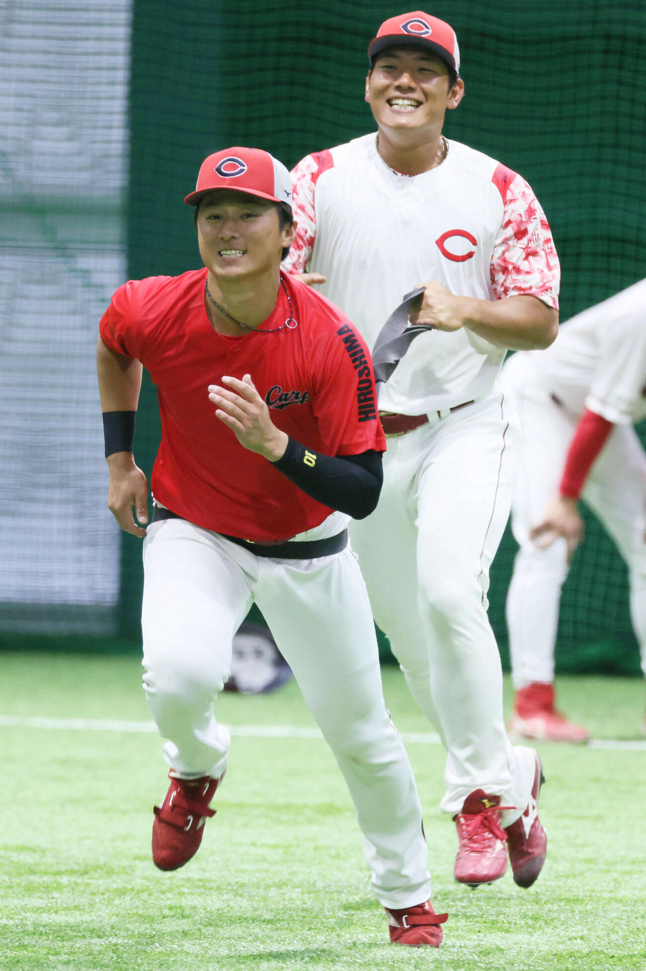 チームに合流し、練習する広島佐々木。後ろは渡辺（撮影・加藤孝規）