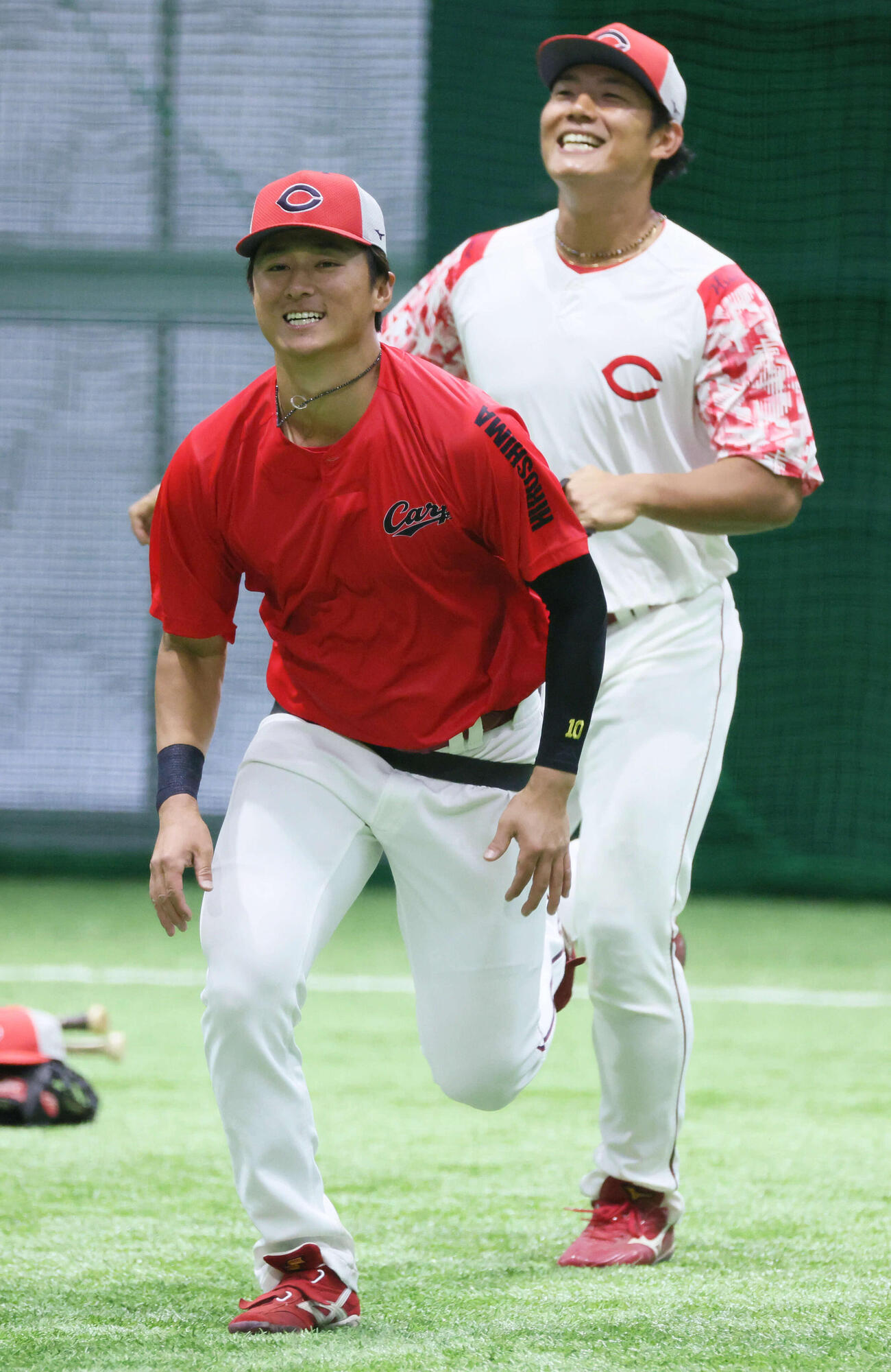 チームに合流し、練習する広島佐々木。後ろは渡辺（撮影・加藤孝規）