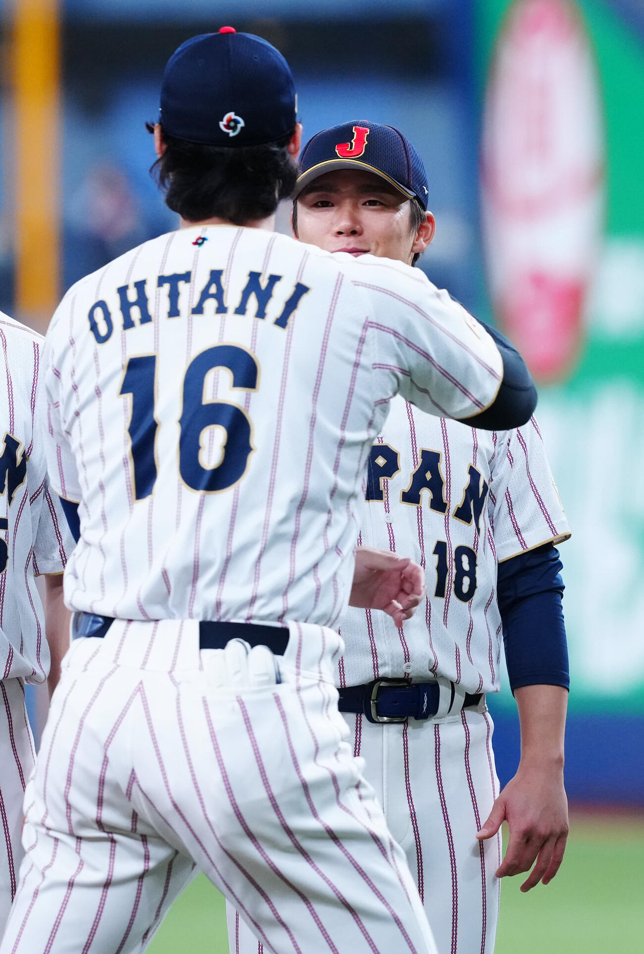 日本対オリックス　選手紹介で大谷（左）とタッチを交わす山本（撮影・垰建太）
