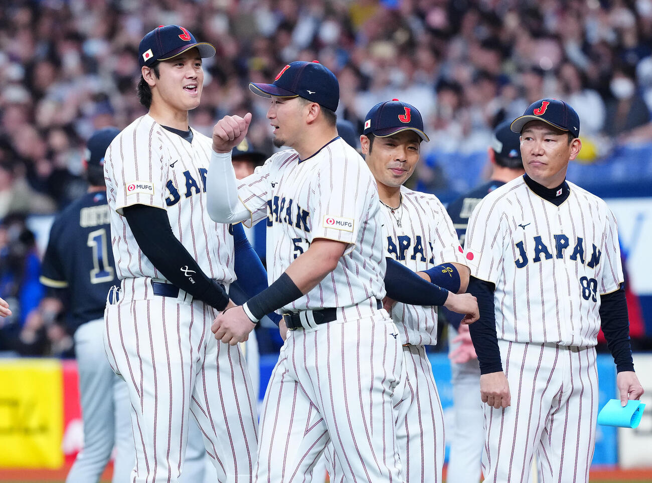 日本対オリックス　選手紹介でタッチを交わす大谷（左）と鈴木（撮影・垰建太）