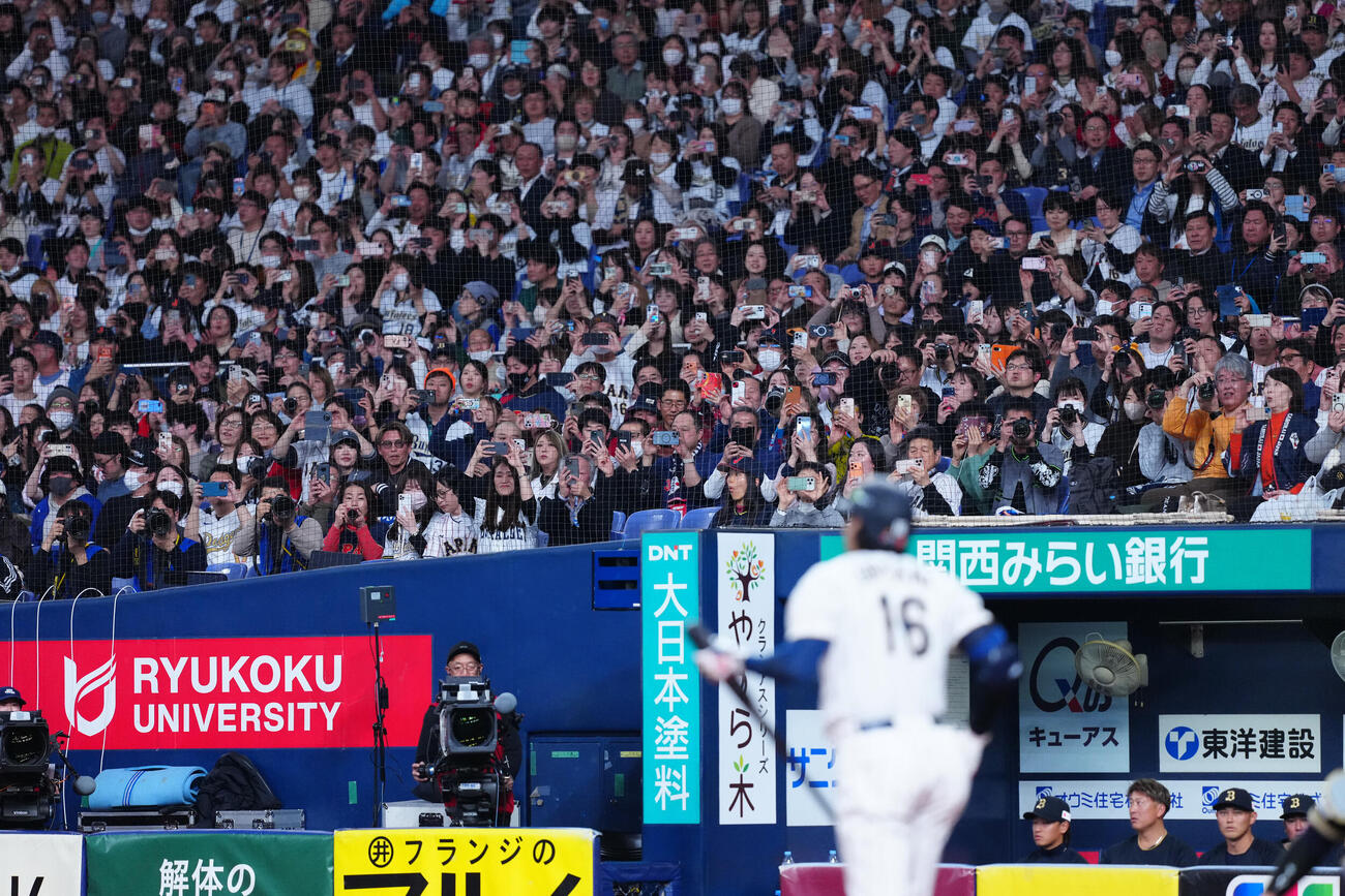 日本対オリックス　1回表日本1死、打席に立つ大谷を撮影するファン（撮影・垰建太）