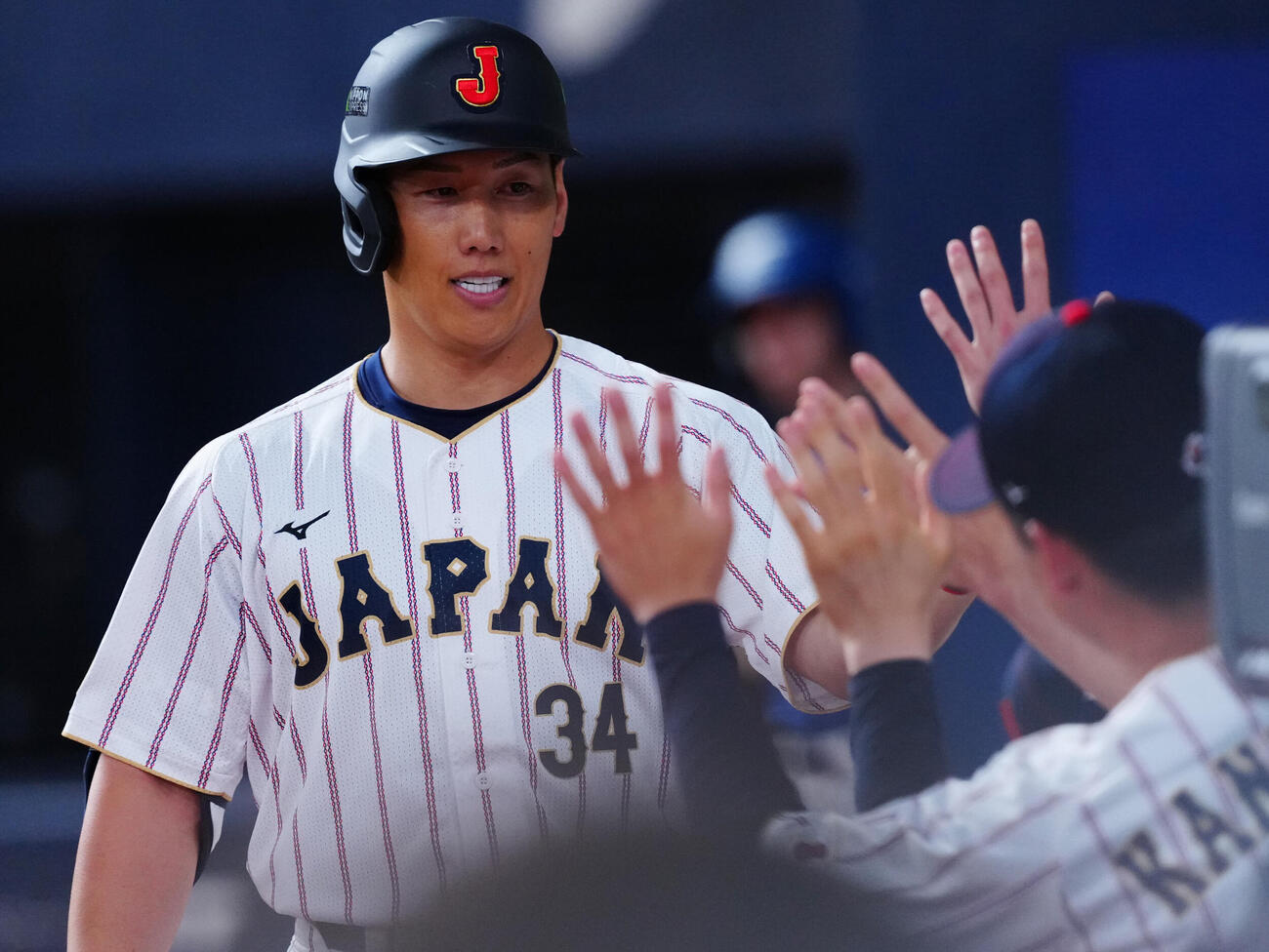 日本対オリックス　5回表日本1死、右越えソロ本塁打を放ちナインの出迎えを受ける吉田（撮影・垰建太）