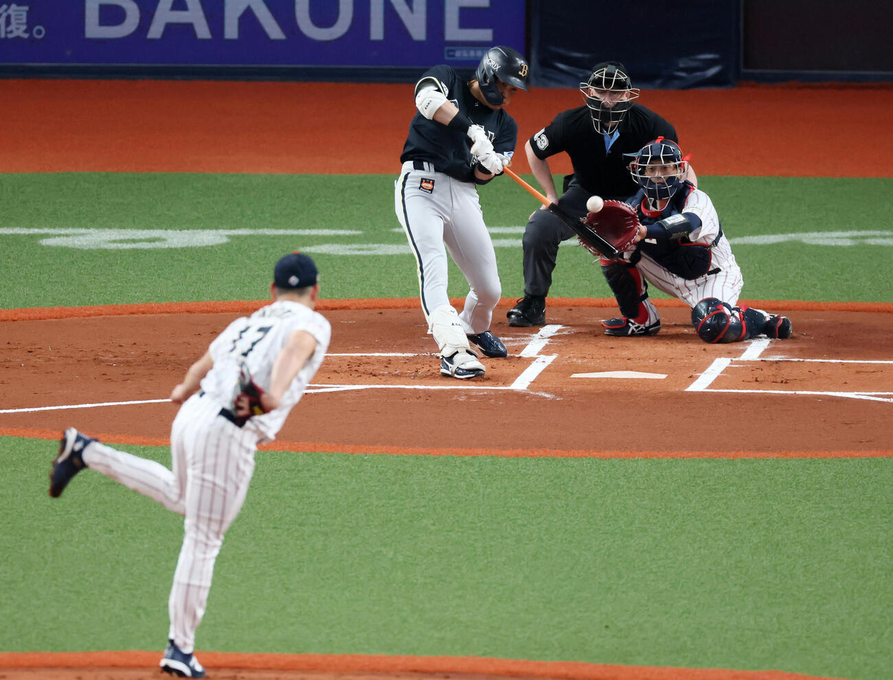 日本対オリックス　1回裏オリックス無死、麦谷は左前打を放つ。投手菊池（撮影・加藤哉）