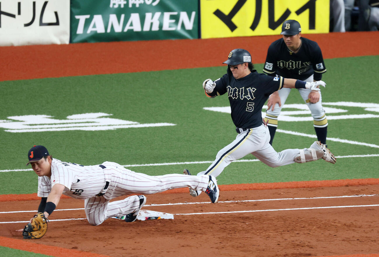 日本対オリックス　1回裏オリックス1死一、二塁、西野は三ゴロの間に打点を挙げる。一塁手牧（撮影・加藤哉）