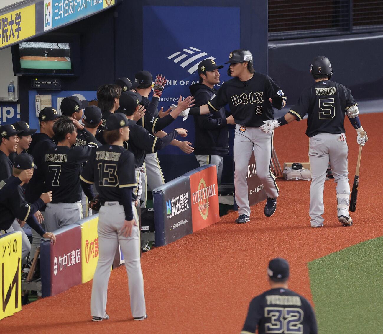 日本対オリックス　1回裏オリックス1死一、三塁、杉本の中前先制適時打で生還し、チームメートに迎えられる麦谷（撮影・河田真司）
