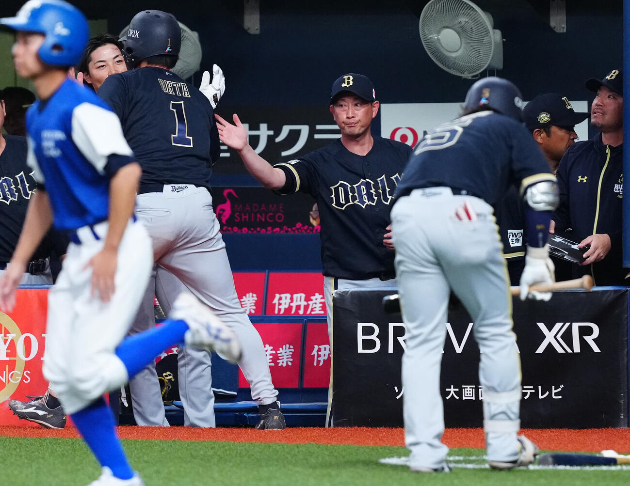日本対オリックス　1回裏オリックス1死一、二塁、生還した太田（左）らを出迎える岸田監督（中央）（撮影・垰建太）