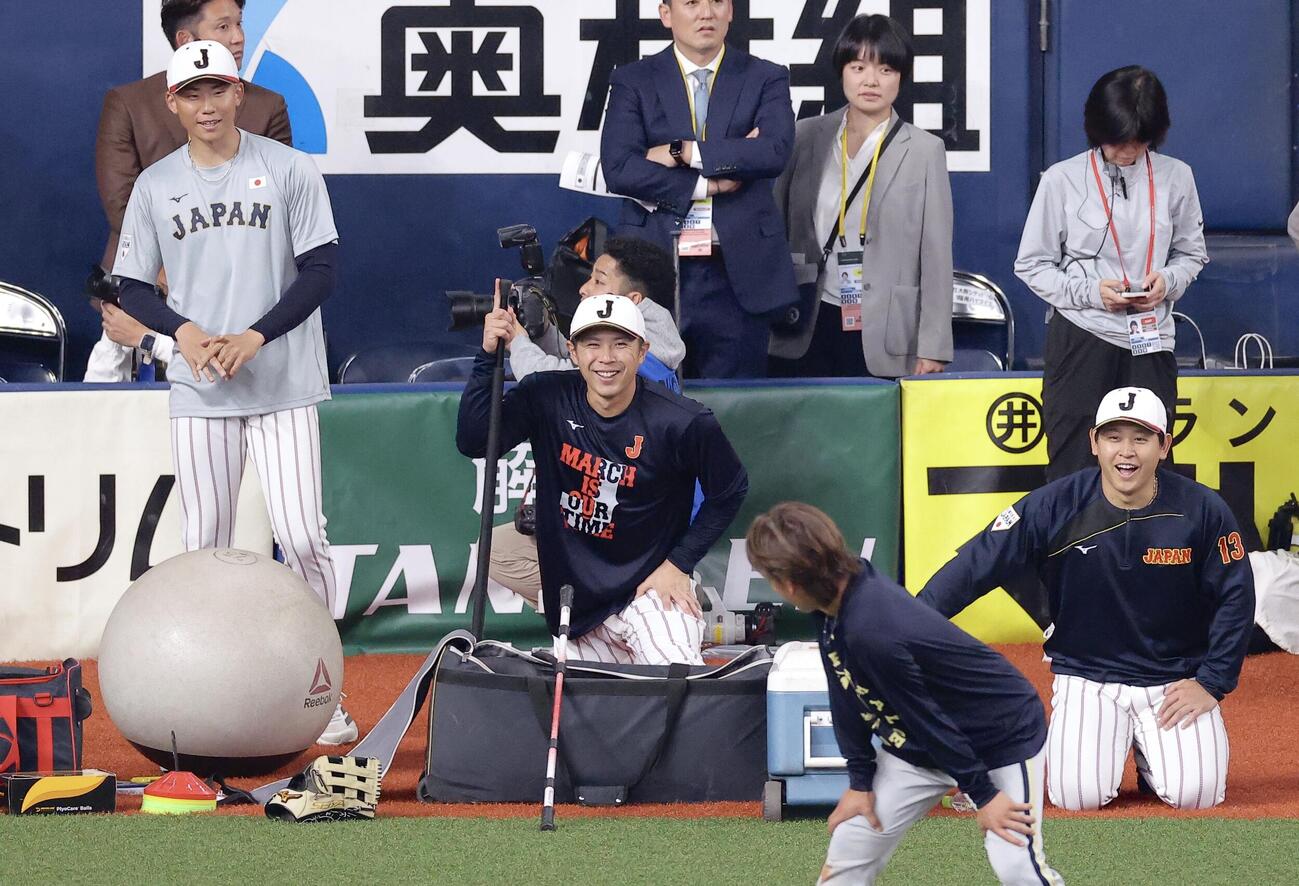 日本対オリックス　試合前、オリックスの練習を見守る日本の、左から曽谷、若月、宮城（撮影・河田真司）