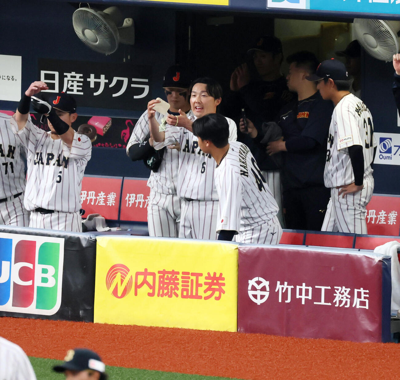 オリックス対日本　8回表日本2死一塁、若月の中越え適時二塁打にベンチでポーズを決める源田らナイン（撮影・加藤哉）