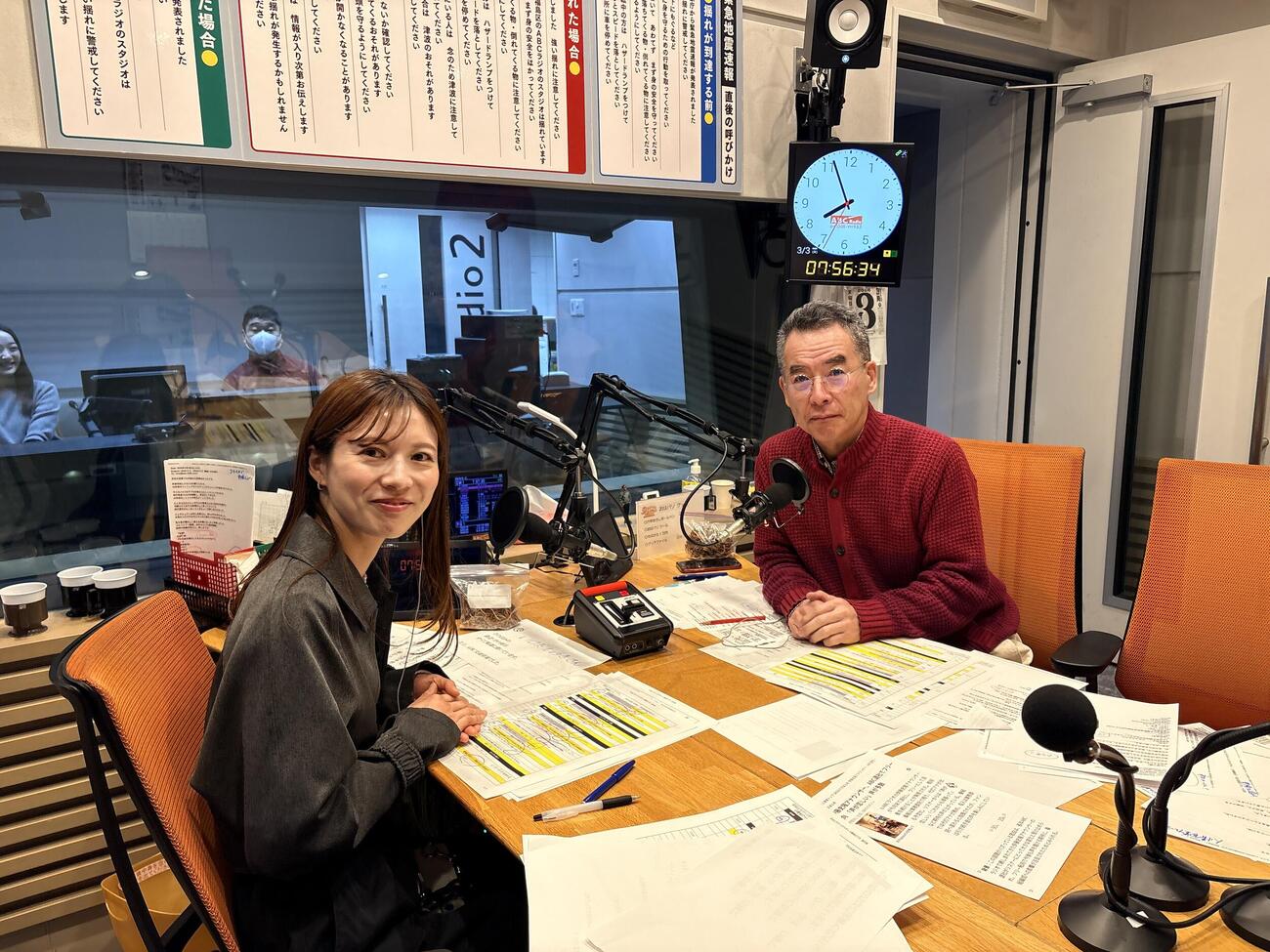 ABCラジオ「おはようパーソナリティ小縣裕介です」に生出演した伊藤史隆氏（右）と板垣菜津美氏（提供写真）