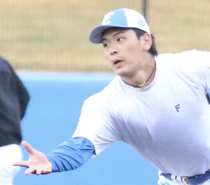 早出特守を行う日本ハム野村、右は谷内内野守備走塁コーチ（2026年2月）