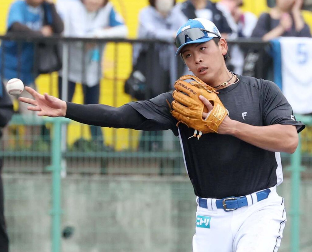 全体練習前に二塁で送球練習する日本ハム野村（2026年2月）