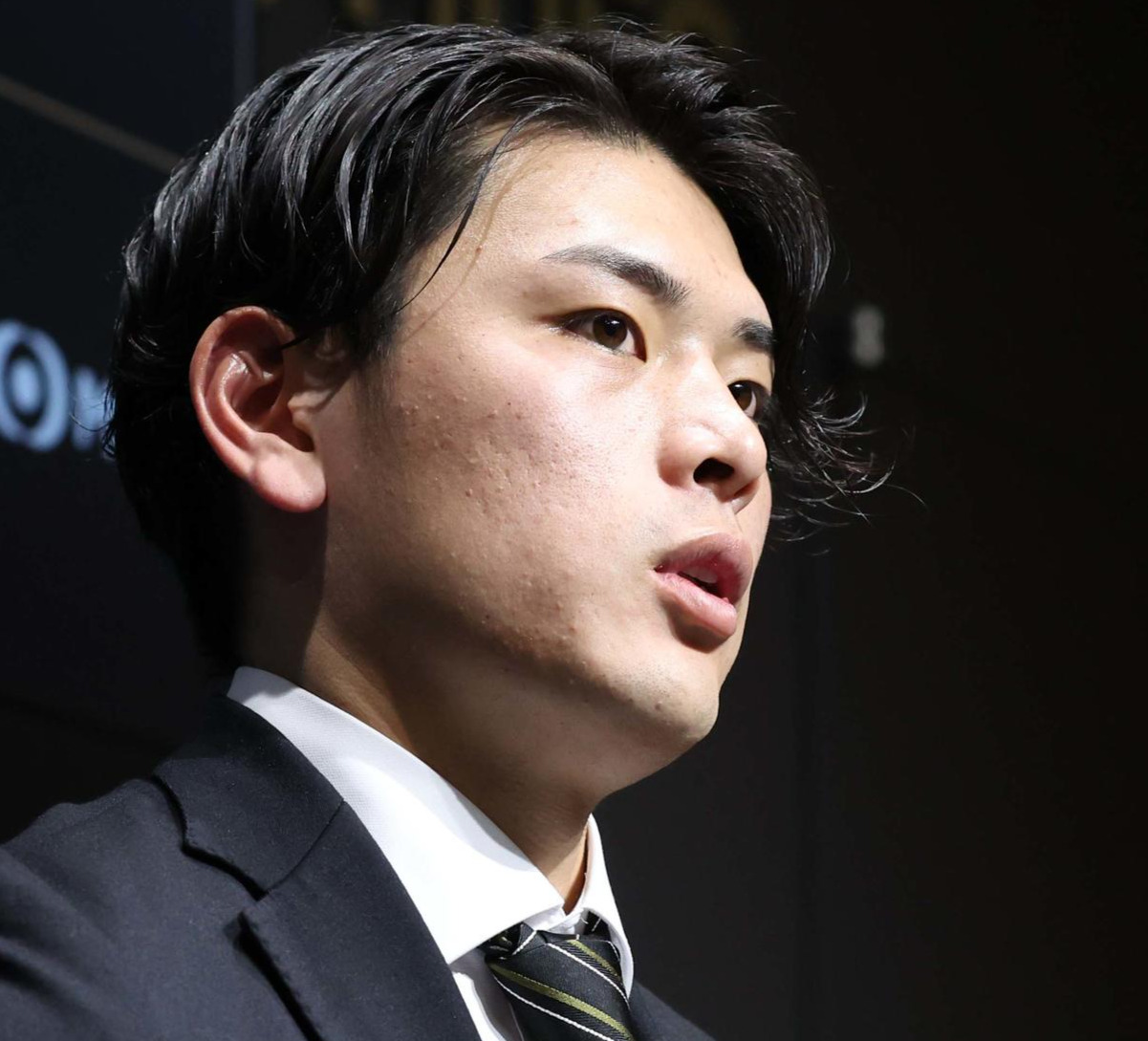 契約更改を終え記者会見する野村（2025年11月）
