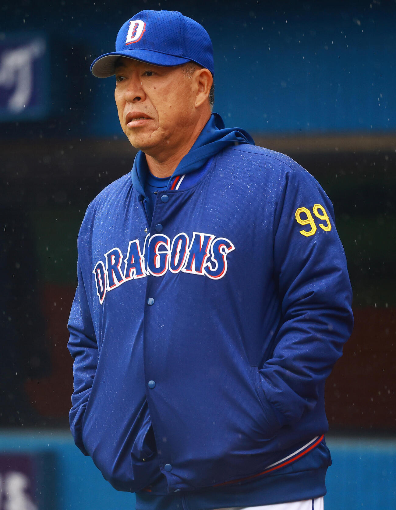 練習を見つめる中日井上監督（撮影・野上伸悟）