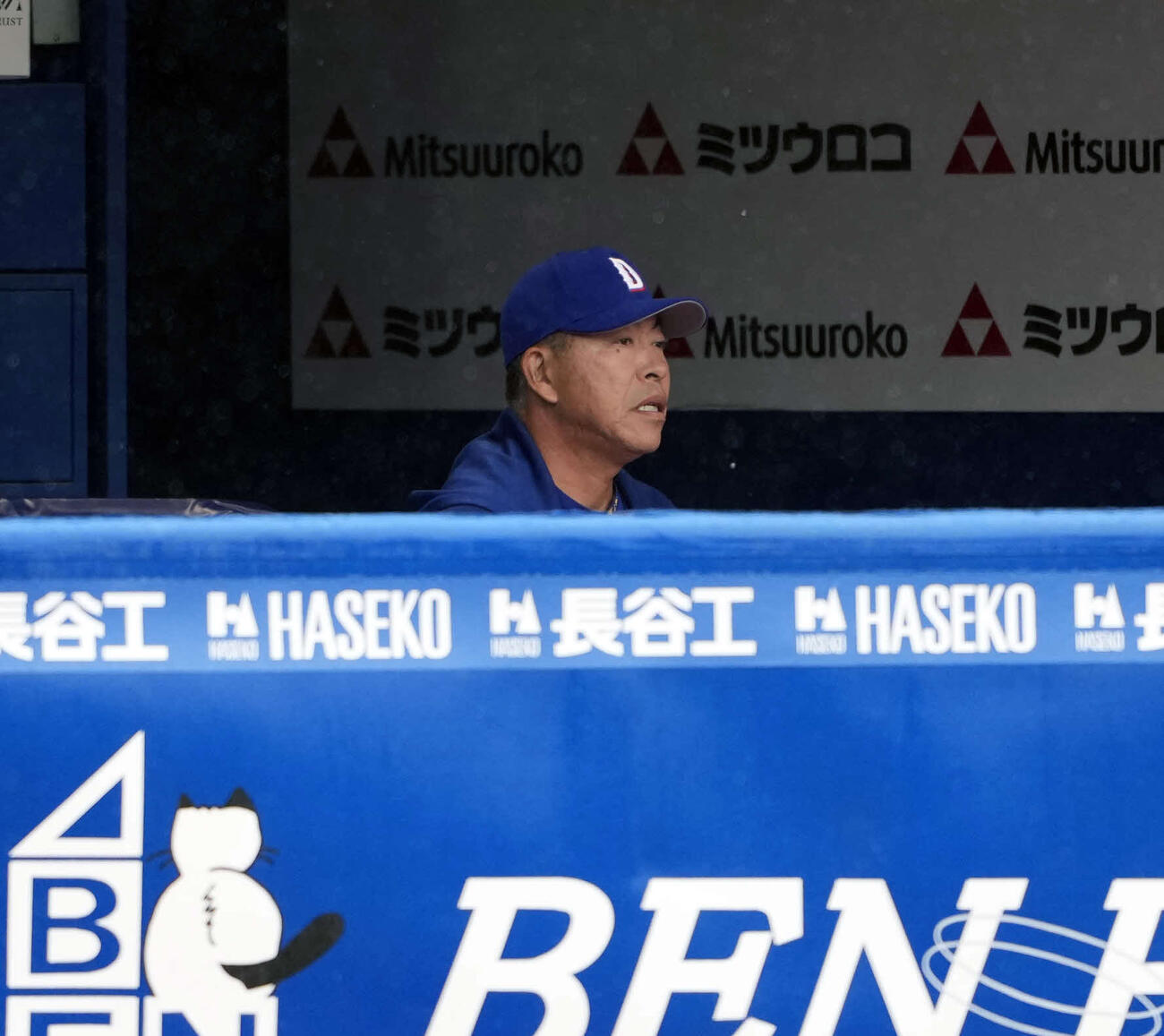 雨天中止となり練習を見守る中日井上監督（撮影・小島史椰）