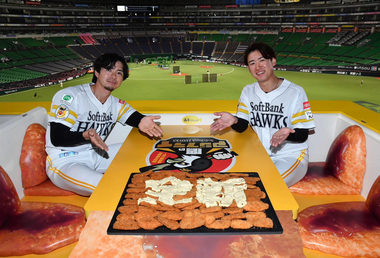 新設された「三陽　アジフライBOX」席を紹介するソフトバンク上沢（左）と木村光（撮影・岩下翔太）