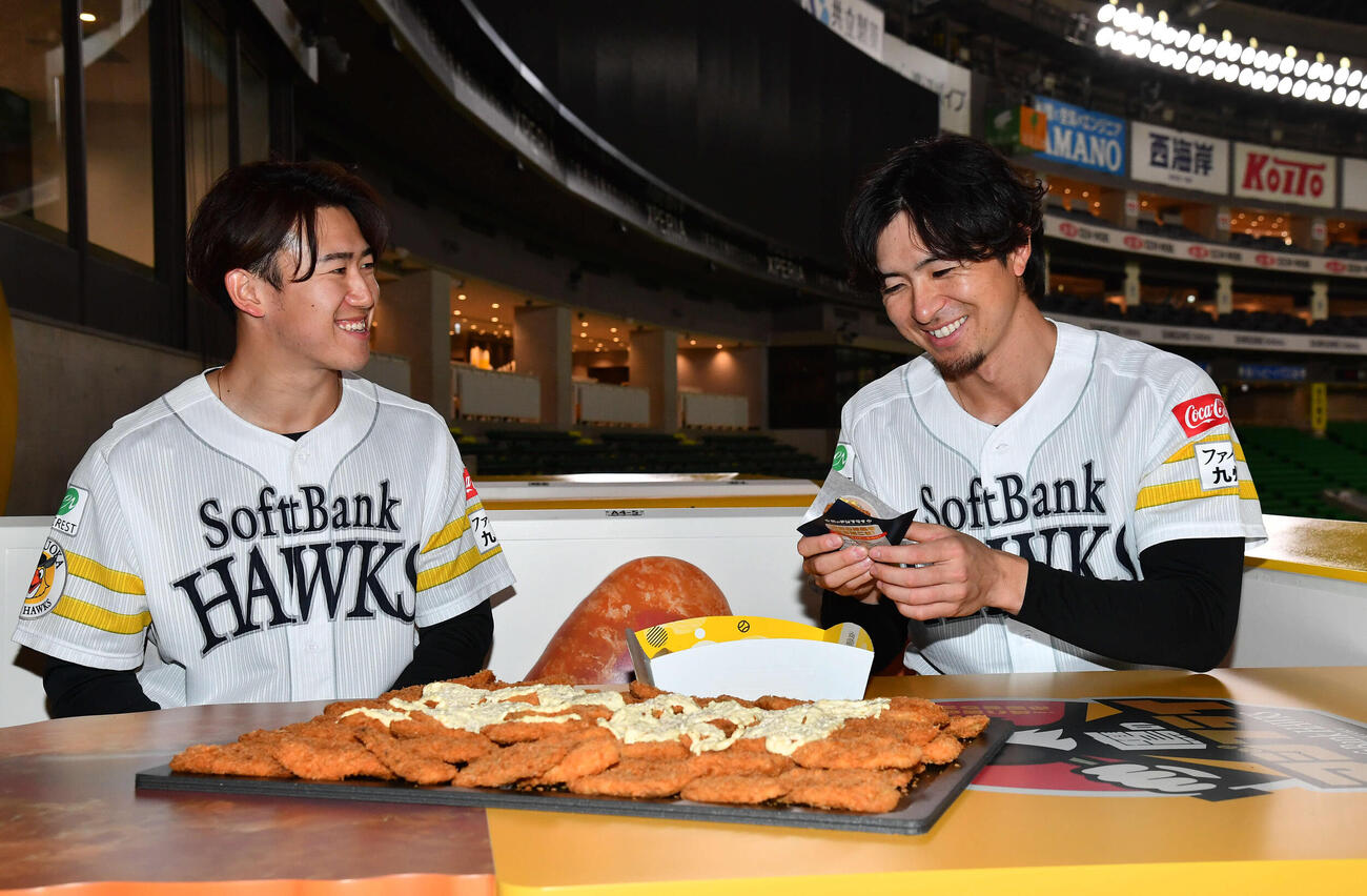 新設された「三陽　アジフライBOX」席でアジフライの食レポに挑戦するソフトバンク上沢（右）と木村光（撮影・岩下翔太）