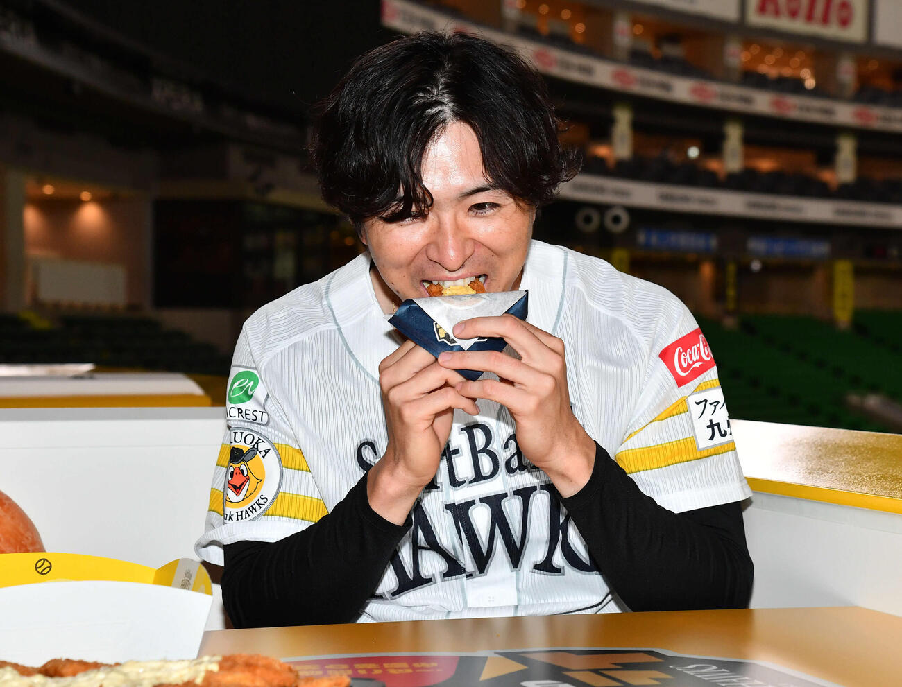 新設された「三陽　アジフライBOX」席でアジフライを試食するソフトバンク上沢（撮影・岩下翔太）