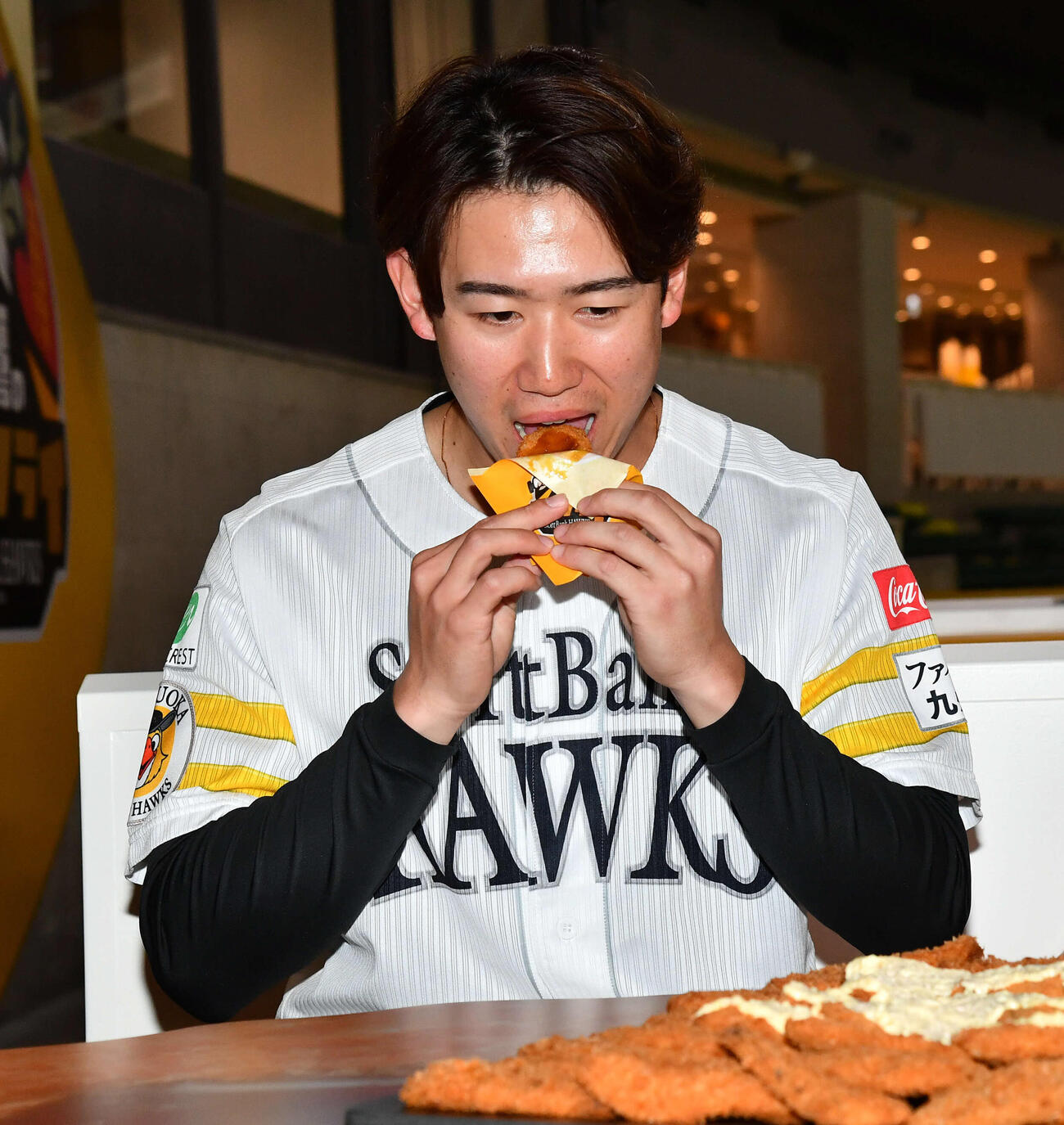 新設された「三陽　アジフライBOX」席でアジフライを試食するソフトバンク木村光（撮影・岩下翔太）