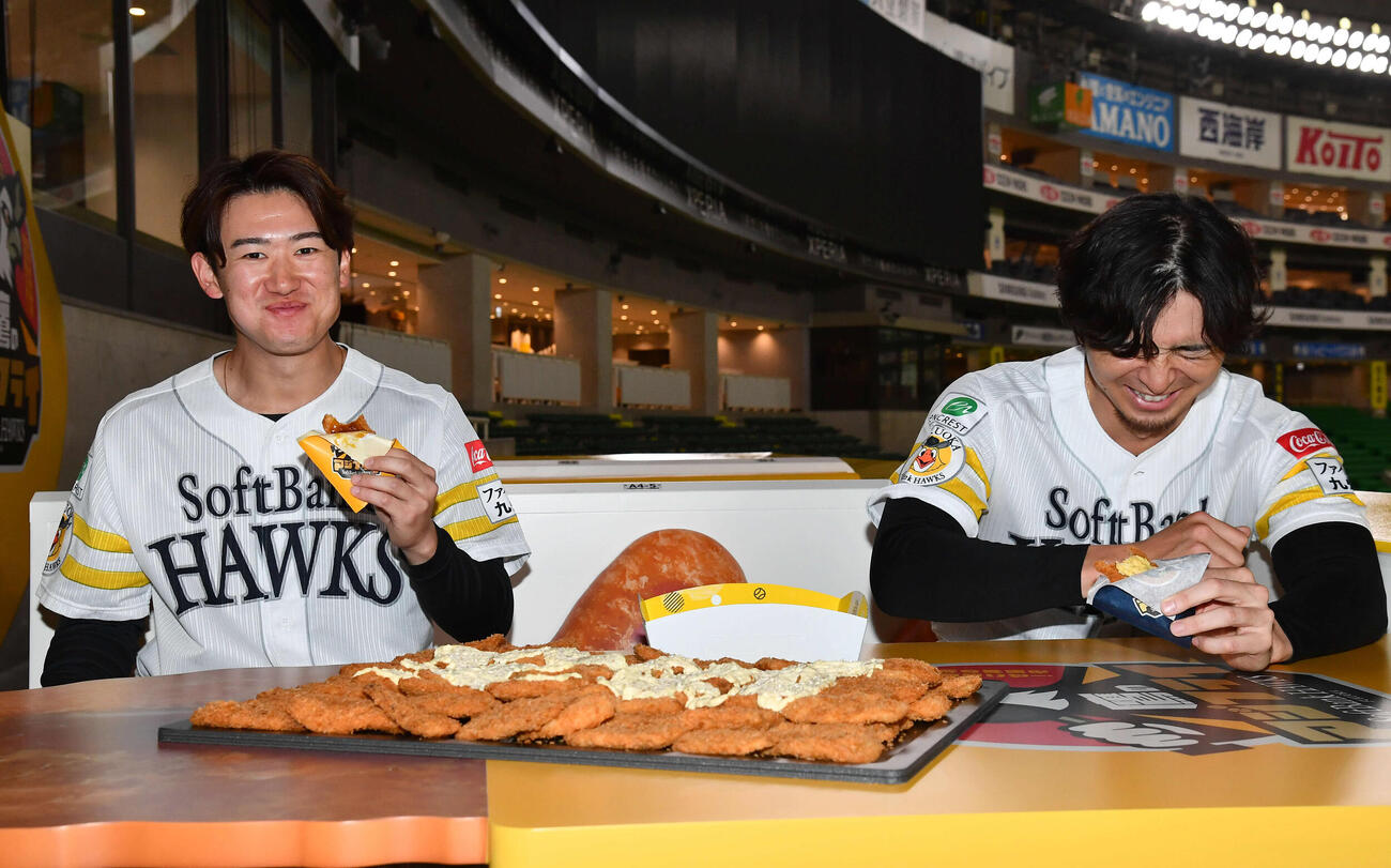 新設された「三陽　アジフライBOX」席で木村光（左）のアジフライの食レポに爆笑するソフトバンク上沢（撮影・岩下翔太）