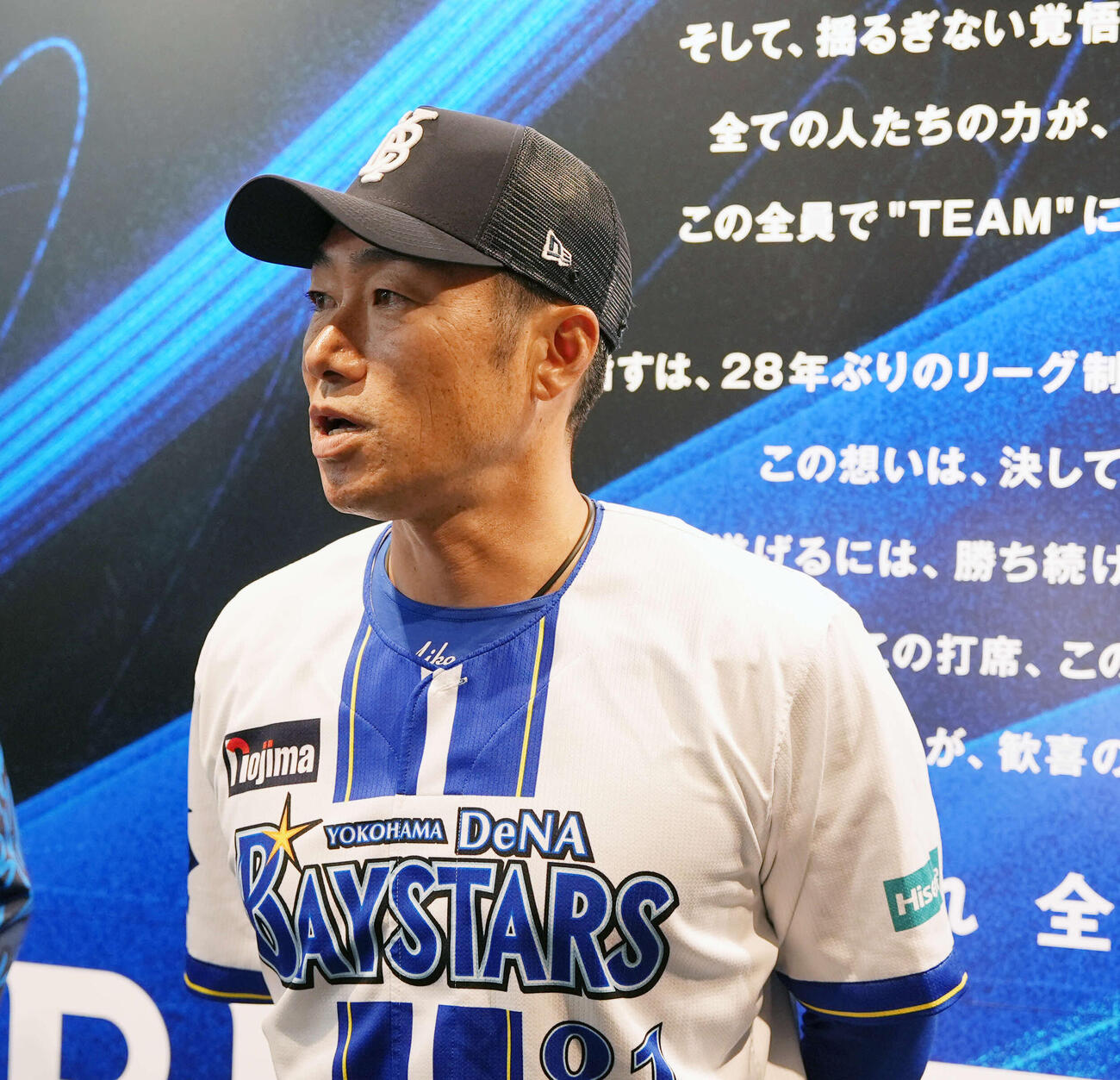 雨天中止となり囲み取材に応じるDeNA相川監督（撮影・小島史椰）